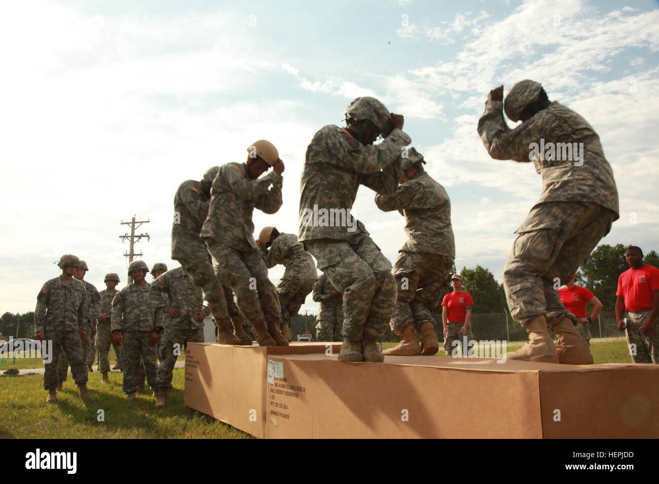 US-Soldaten mit dem 824th Quartermater Unternehmen (schwere Airdrop Supply) führen vor-Sprung-Übungen während der Combat Support Training Übung (CSTX) 03 / 15 / 86 am Flughafen Fort McCoy, Wisconsin, USA, 13. August 2015. Die 84. Training Command dritte und letzte CSTX des Jahres veranstaltet von der 86. Training Division in Fort McCoy, Wisconsin, USA, ist ein Mehrkomponenten und gemeinsamen Unterfangen mit anderen Reserve Komponente Übungen einschließlich Diamond Säbel, Red Dragon, Trans-Krieger und exportierbar bekämpfen Ausbildungskapazitäten ausgerichtet. (US Armee-Foto von Pfc. James Turner/freigegeben) CSTX 03 / 15 / 86 150813-A-ID814-196 Stockfoto