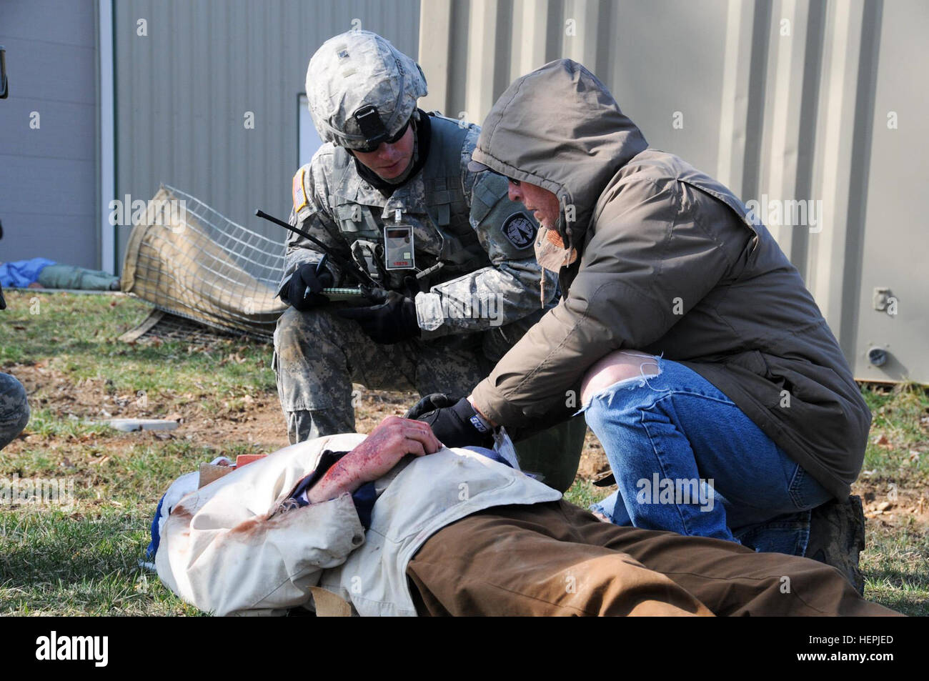 CPL. Joshua Sebranek, Teamleiter mit 139. Military Police Company, Fort Stewart, Georgia, wertet einen simulierten Unfall im Muscatatuck Urban Training Center 16 März.  Nach der Bestimmung der Schwere der Verletzungen, entscheidet Sebranek dann die beste Vorgehensweise Aktion, die bei der Behandlung der Opfer. Das Training war Teil der Übung lebendige Antwort, eine Multi-Regierung in dem eine simulierte Atombombe im Stadtgebiet gezündet ist, und eine lokale Gemeinschaft wird dargestellt, wie zerrissen in der Nachmahd der Explosion auseinander. Militärpolizei Praxis Behandlung von verletzten 378511 Stockfoto