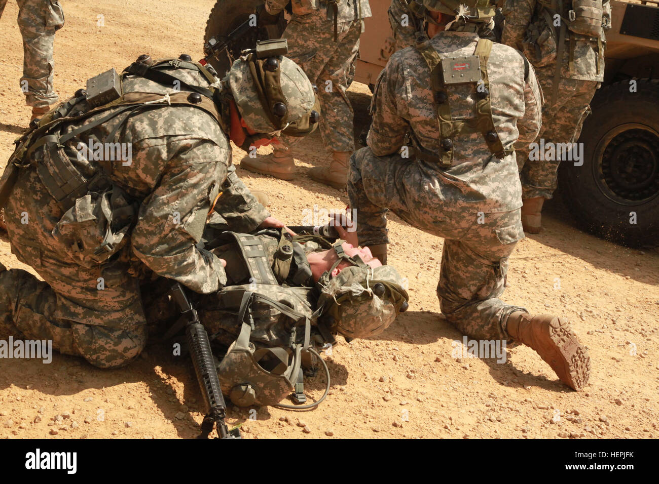 US-Armeesoldaten mit dem 824th-Quartiermeister-Unternehmen (schwere Airdrop liefern), führen Sie eine medizinische Bewertung eines gefallenen Soldaten während auf einen Konvoi während der Bekämpfung liefern Training Übung (CSTX) 03 / 15 / 86 15. August 2015. Die 84. Training Command dritte und letzte CSTX des Jahres veranstaltet von der 86. Training Division in Fort McCoy, Wisconsin, USA, ist ein Mehrkomponenten und gemeinsamen Unterfangen mit anderen Reserve Komponente Übungen einschließlich Diamond Säbel, Red Dragon, Trans-Krieger und exportierbar bekämpfen Ausbildungskapazitäten ausgerichtet. (US Armee-Foto von Pfc. James Turner/freigegeben) CSTX 03 / 15 / 86 150815-A-ID814-273 Stockfoto