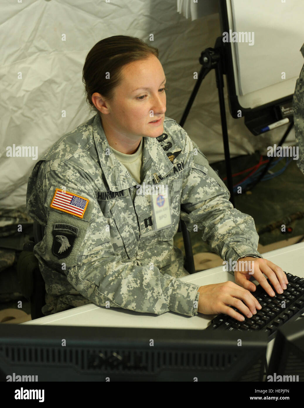 Capt Caitlyn Hinterman, ein Logistik-Offizier aus dem 364th Expeditionary Sustainment Command funktioniert auf ihrem Computer, wie das Gerät in der 86. Training Division Combat Support Training Übung (CSTX) in Fort McCoy, Wisconsin, USA nimmt Das Training wird Real-Welt-Missionen entwickelt die Fähigkeiten der Einheiten, erfolgreich zu planen, vorzubereiten und Kampfunterstützung repliziert. (Foto: U.S. Army Spc. Christopher A. Hernandez, 345. Public Affairs-Abteilung) Offizier des Empfängers Jahr führt den Weg 150815-A-JG268-002 Stockfoto