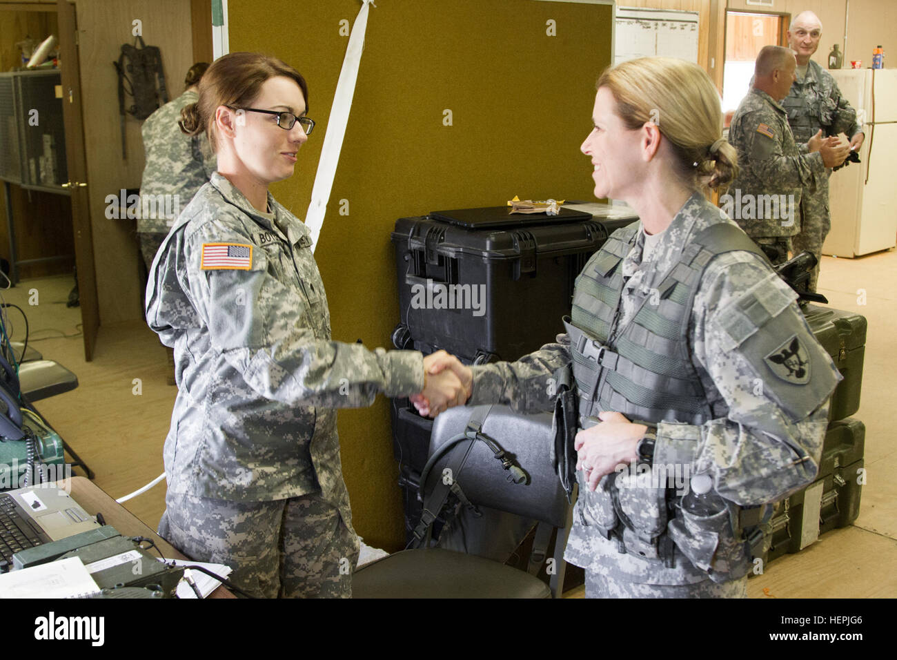 US Army Major General Leela J. Gray (rechts), Kommandierender general der 86. Training Division, Fort McCoy, Wisconsin, USA, schüttelt Hände mit Spc. Sarah Boyce 648th regionale Selbsthilfegruppe, Saint Louis, Missouri, am Fort McCoy, Wisconsin, USA, 16. August 2015. Die 84. Training Command dritte und letzte Combat Support Trainingsübung des Jahres, veranstaltet von der 86. Training Division in Fort McCoy, Wisconsin, USA, ist ein Mehrkomponenten, gemeinsamen Unterfangen mit anderen Reserve Komponente Übungen einschließlich Diamond Säbel, Red Dragon, Trans-Krieger und exportierbar bekämpfen Ausbildungskapazitäten ausgerichtet. (US Armee-Foto von Sgt. Robert Far Stockfoto