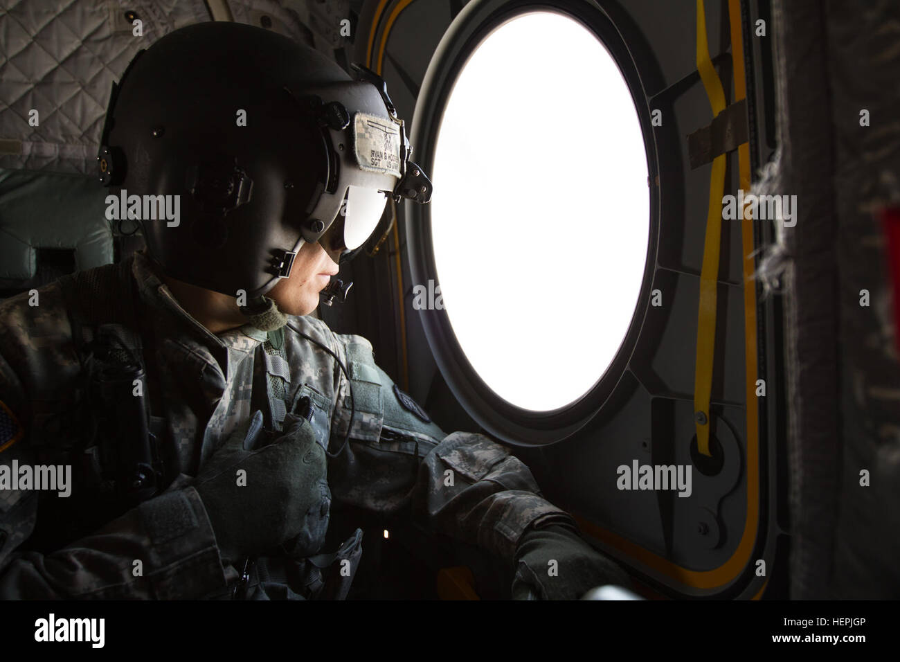 US Armee Sgt. 1. Klasse Layne Marti, Bravo Company 2-211th allgemeine Support Aviation Battalion, beobachtet Flugbedingungen durch das Fenster ein CH-47 Chinook-Hubschrauber in der Vorbereitung für eine Schlinge Übung am Fort McCoy, Wisconsin, USA, 19. August 2015 laden. Die 84. Training Command dritte und letzte Combat Support Trainingsübung des Jahres veranstaltet von der 86. Training Division in Fort McCoy, Wisconsin, USA, ist ein Mehrkomponenten und gemeinsamen Unterfangen mit anderen Reserve Komponente Übungen einschließlich Diamond Säbel, Red Dragon, Trans-Krieger und exportierbar bekämpfen Ausbildungskapazitäten ausgerichtet. (US Armee-Foto von Sgt Stockfoto