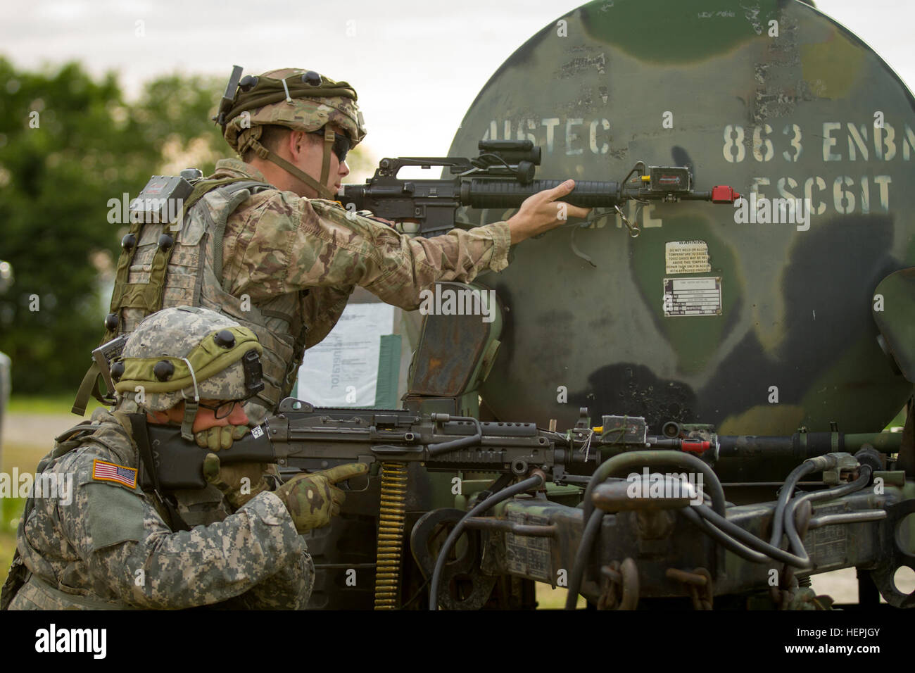 US Armee Sgt. Joshua Enna (oben) und Pvt. Jeffery Martz (unten), die 863rd nach vorn Unterstützungskompanie, Darien, Illinois, ziehen Sie Sicherheit bei einem simulierten Angriff in Joliet, Illinois, 19. August 2015 zugewiesen. Die 84. Training Command dritte und letzte Combat Support Trainingsübung des Jahres veranstaltet von der 86. Training Division in Fort McCoy, Wisconsin, USA, ist ein Mehrkomponenten und gemeinsamen Unterfangen mit anderen Reserve Komponente Übungen einschließlich Diamond Säbel, Red Dragon, Trans-Krieger und exportierbar bekämpfen Ausbildungskapazitäten ausgerichtet. (US Armee-Foto von Sgt. Robert Farrell/freigegeben) Joliet Website 5N OPFOR an Stockfoto