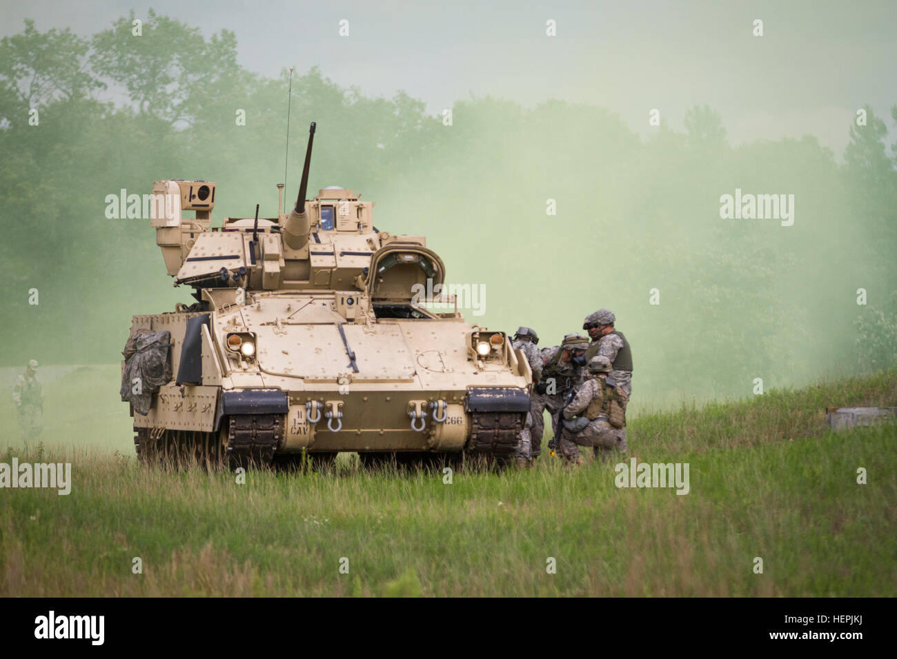 US-Armeesoldaten mit dem 316th Mobilität Augmentation Unternehmen, Chattanooga, Tennessee, nehmen Deckung hinter einem Bradley Fighting Vehicle während Ei-kombiniert Arme trainieren Sie im Fort McCoy, Wisconsin, USA, Aug.23, 2015. Die 84. Training Command dritte und letzte Combat Support Trainingsübung des Jahres veranstaltet von der 86. Training Division in Fort McCoy, Wisconsin, USA, ist ein Mehrkomponenten und gemeinsamen Unterfangen mit anderen Reserve Komponente Übungen einschließlich Diamond Säbel, Red Dragon, Trans-Krieger und exportierbar bekämpfen Ausbildungskapazitäten ausgerichtet. (US Armee-Foto von Sgt. Robert Farrell/freigegeben) Kombinierte Waffen Brea Stockfoto