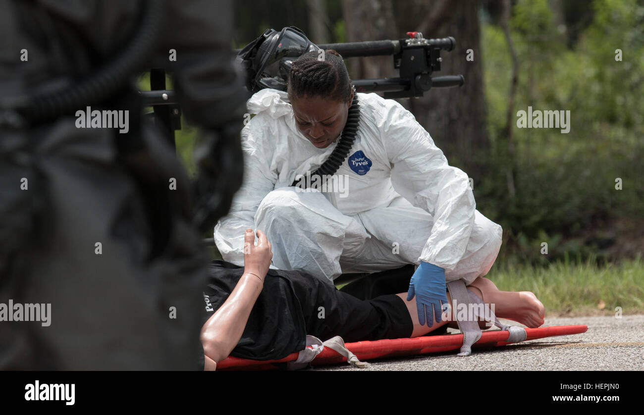 Soldaten des 92. Chemikalienbataillons unterstützen simulierte Opfer während einer Übung zur Massendekontamination bei Camp Blanding, Florida, bei der sie im Rahmen einer Notfall-Bereitschaftsübung mit der 20. Ingenieurbrigade die Einsatzfähigkeiten testen. Stockfoto