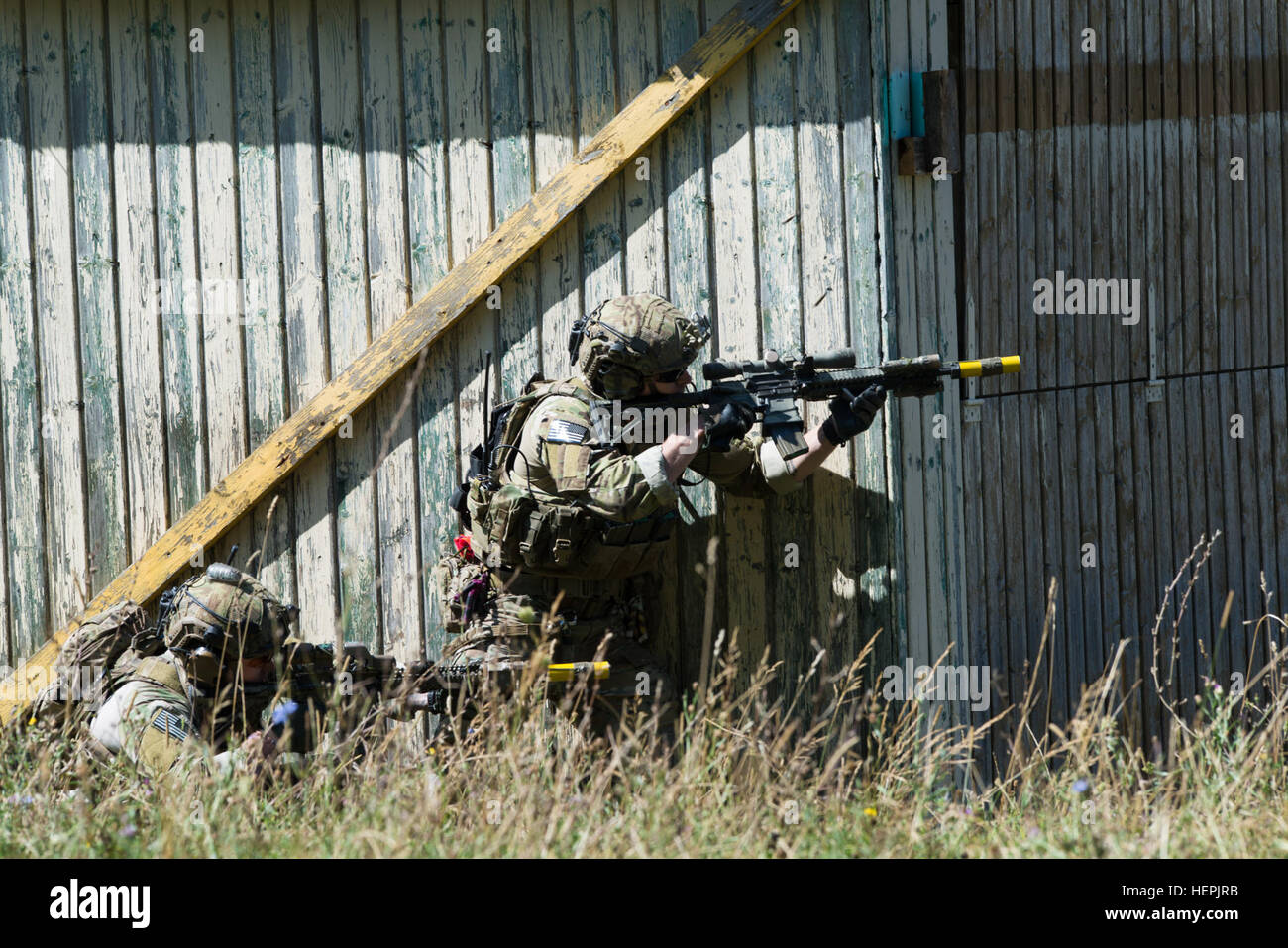 US Army Rangers, 75th Ranger Regiment zugewiesen 1. Bataillon, einen simulierten Überfall während Übung Swift Antwort im Hohenfels Trainingsbereich, Deutschland, 27. August 2015 durchführen. SWIFT Antwort 15 ist größte kombinierte Luft Fortbildungsveranstaltung der US-Armee in Europa seit dem Ende des Kalten Krieges. Mehr als 4.800 Service-Mitglieder aus 11 NATO-Staaten – darunter Bulgarien, Frankreich, Deutschland, Griechenland, Italien, Niederlande, Polen, Portugal, Spanien, wird dem Vereinigten Königreich und den Vereinigten Staaten – teilnehmen in der Übung auf Übungsplätze in Bulgarien, Deutschland, Italien und Rumänien, 17 Aug.-Sept. 13, Stockfoto