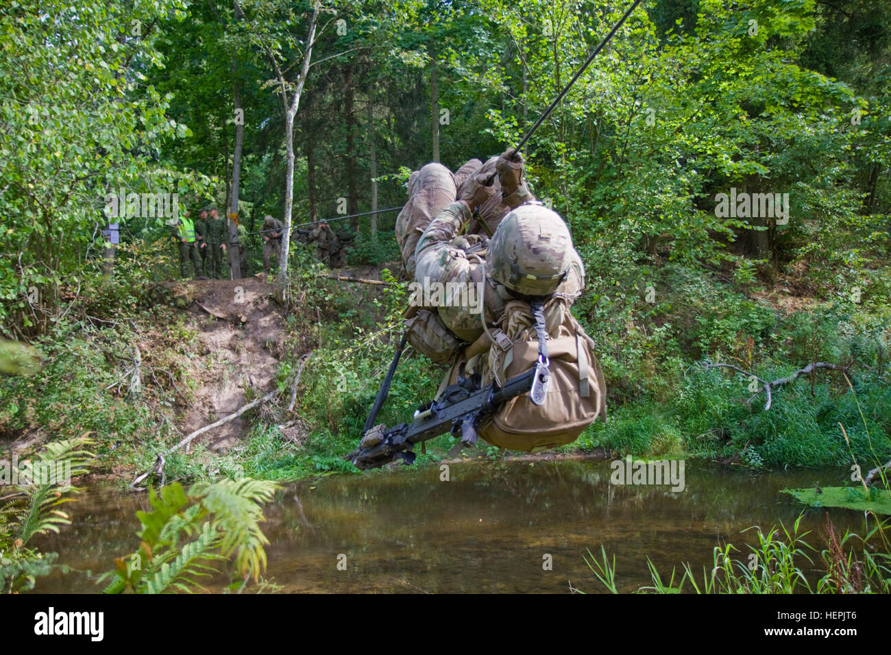 Vereinigte Staaten Armee Pfc. Jared Thomason, links, 20-Year-Old gebürtig aus Grants Pass, Oregon/USA, Dog Company, 1. Bataillon, 503. Infanterieregiment 173rd Airborne Brigade zugewiesen durchläuft eine große Bucht mit einem Aussetzung Seil während einer litauischen Land Kräfte am besten Kader Wettbewerb Teil bei der großen litauischen Hetman Jonusas Radvila Training Regiment, in Rukla, Litauen, 27. August in nahmen , 2015. Die zweitägigen Wettbewerb Einheiten wie Großbritannien, Polen, Litauen, Lettland und Dänemark gehostet und verbessert die Fähigkeit der NATO, als eine kombinierte Kraft zu betreiben, erhöht sich seine Fähigkeit, Agg abschrecken Stockfoto