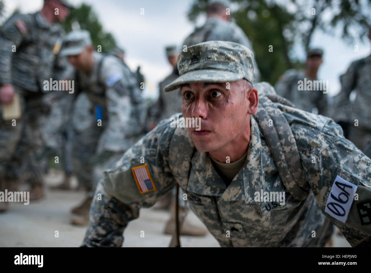 Sgt. John Kovach, US Army Reserve Sapper Teamleiter für das 420th Ingenieur-Unternehmen aus Indiana, Pennsylvania, führt während Sapper Stakes Wettbewerbs 2015 in Fort Chaffee, Arkansas, Aug. 30 Liegestütze zu Beginn eines Kurses Land Navigation. Die Teams mussten als Gruppe zu Beginn des Kurses und nach dem Auffinden von je 2 Punkte, für eine Gesamtmenge von acht Rasterkoordinaten 100 Liegestütze durchführen. Der Wettbewerb soll Teamarbeit aufzubauen, technische Fähigkeiten zu verbessern und zu fördern Führung unter den Einheiten. (Foto: U.S. Army Master Sgt. Michel Sauret) Sapper Mannschaften nehmen Land Fuss 150830-A-TI3 Stockfoto