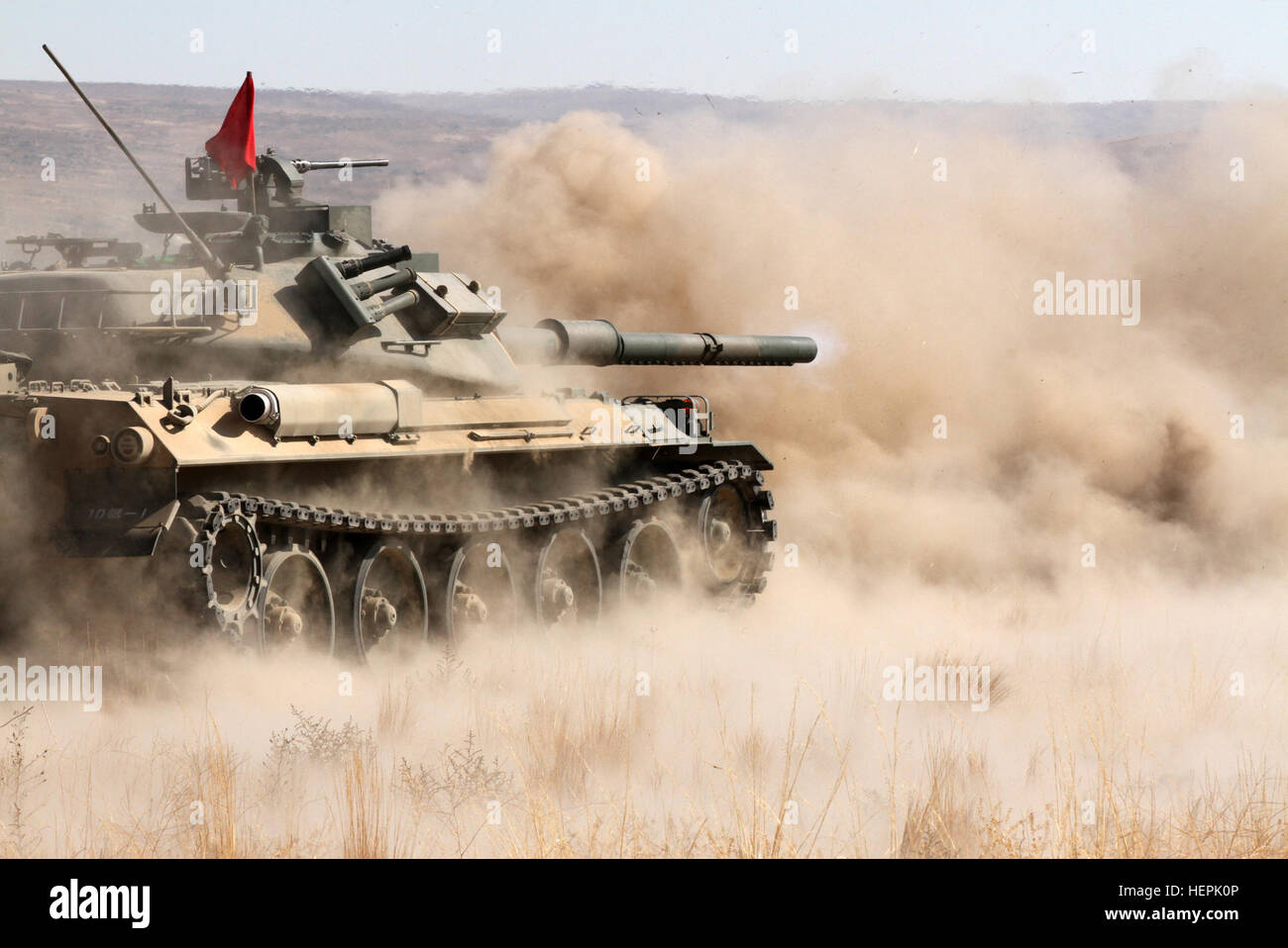 Ein 33. Infanterieregiment, 10. Division, Japan Boden Selbstverteidigung Typ-74 Tank Feuer eine 105 mm Runde während einer bilateralen Leben Feuer mit der 8. Staffel, 1. Kavallerie-Regiment, 2nd Stryker Brigade Combat Team, 2. US-Infanteriedivision und 33. Infanterieregiment, 10. Division im Rahmen des Rising Thunder in Yakima Training Center, Washington, Aug. 11. (Foto: U.S. Army Staff Sgt Steven Schneider) Steigende Donner hilft bilaterale scharfer Munition Soldat 150911-A-FW006-150-Fähigkeiten zu verbessern Stockfoto