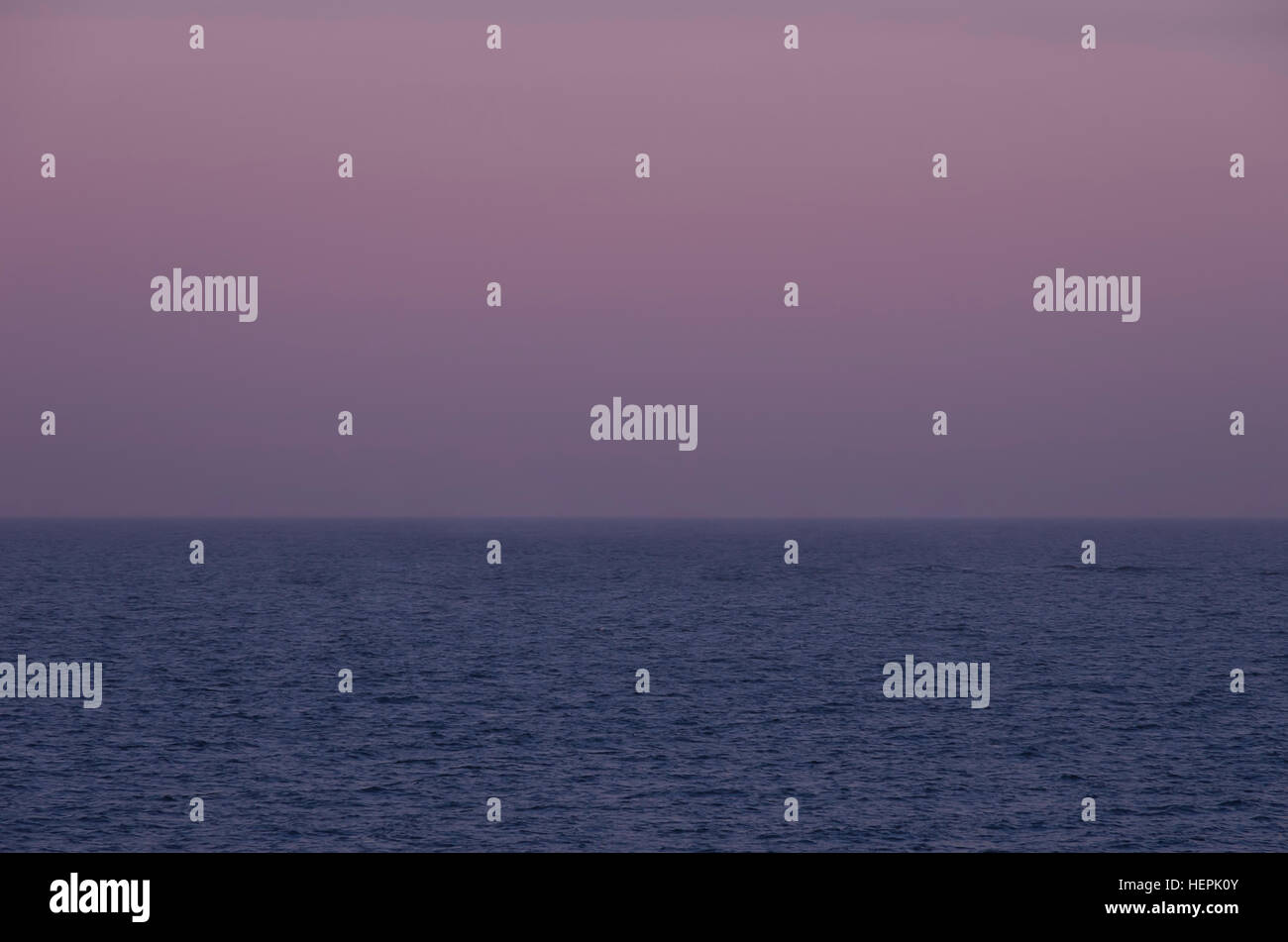 Himmel und Meer treffen sich am Horizont in der Dämmerung der Dämmerung. Stockfoto