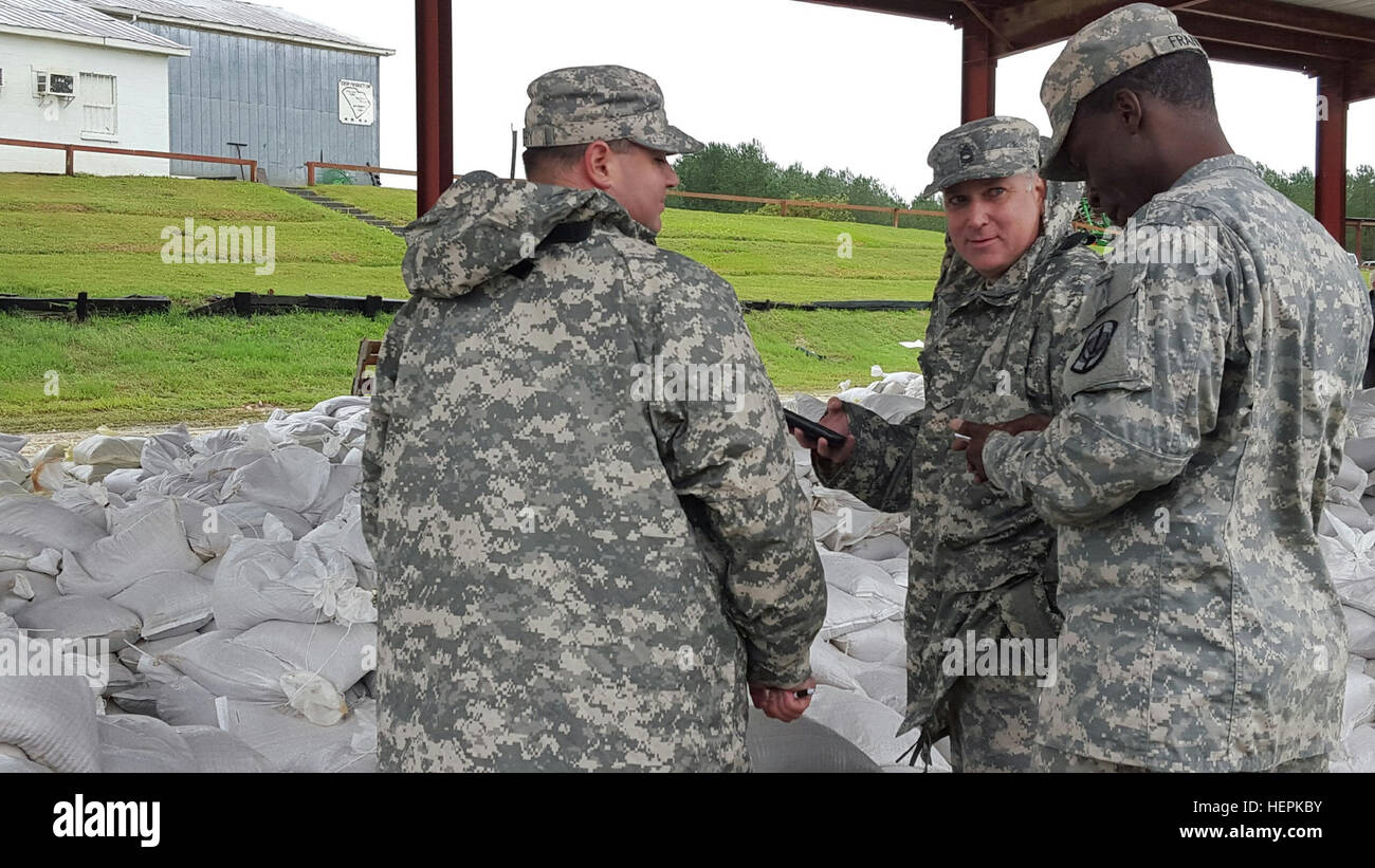 US-Soldaten in der 1052nd Transport-Bataillon, South Carolina National Guard von Kingstree, S.C., Graf Sandsäcke für die Lieferung von der Wateree Correctional Institute zu county Notfall-Managern in Chesterfield, S.C., bei Flut Antwort 3. Oktober 2015 zu unterstützen.  Gouverneur Nikki Haley erklärte den Notfall 1. Oktober 2015, vorbereiten für projizierte historische Mengen an Niederschlag, South Carolina zu beeinflussen, nachdem ein Wettersystem kollidierte mit der äußeren Bänder des Hurrikan Joaquin vor der Küste, wodurch erhebliche Mengen an Regen fallen in der Region. SC National Guard reagiert auf historischen Stockfoto