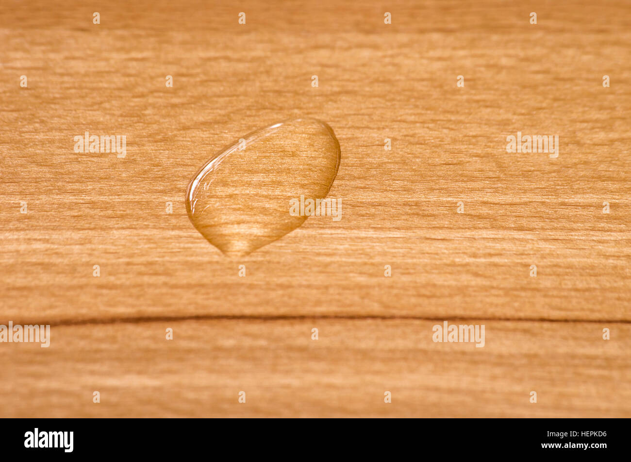 Eine Wasser-Perle auf fertige Buchenholz. Stockfoto