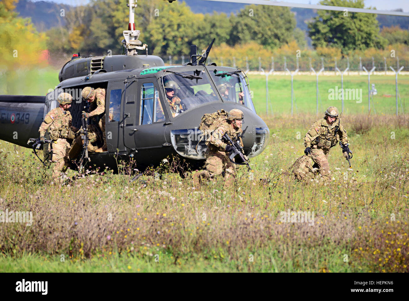 US-Fallschirmjäger, das 2. Bataillon, 503. Infanterieregiment, 173rd Airborne Brigade und Soldaten der italienischen Armee von Folgore Brigade zugewiesen führen einen Angriff Luftbetrieb aus einem NH90-Hubschrauber bei Ampugnano Flughafen, Siena, Italien, während Mangusta 15 Übung, 26. Oktober 2015. (Foto von Elena Baladelli/freigegeben). Mangusta 15 151029-A-II094-073 Stockfoto