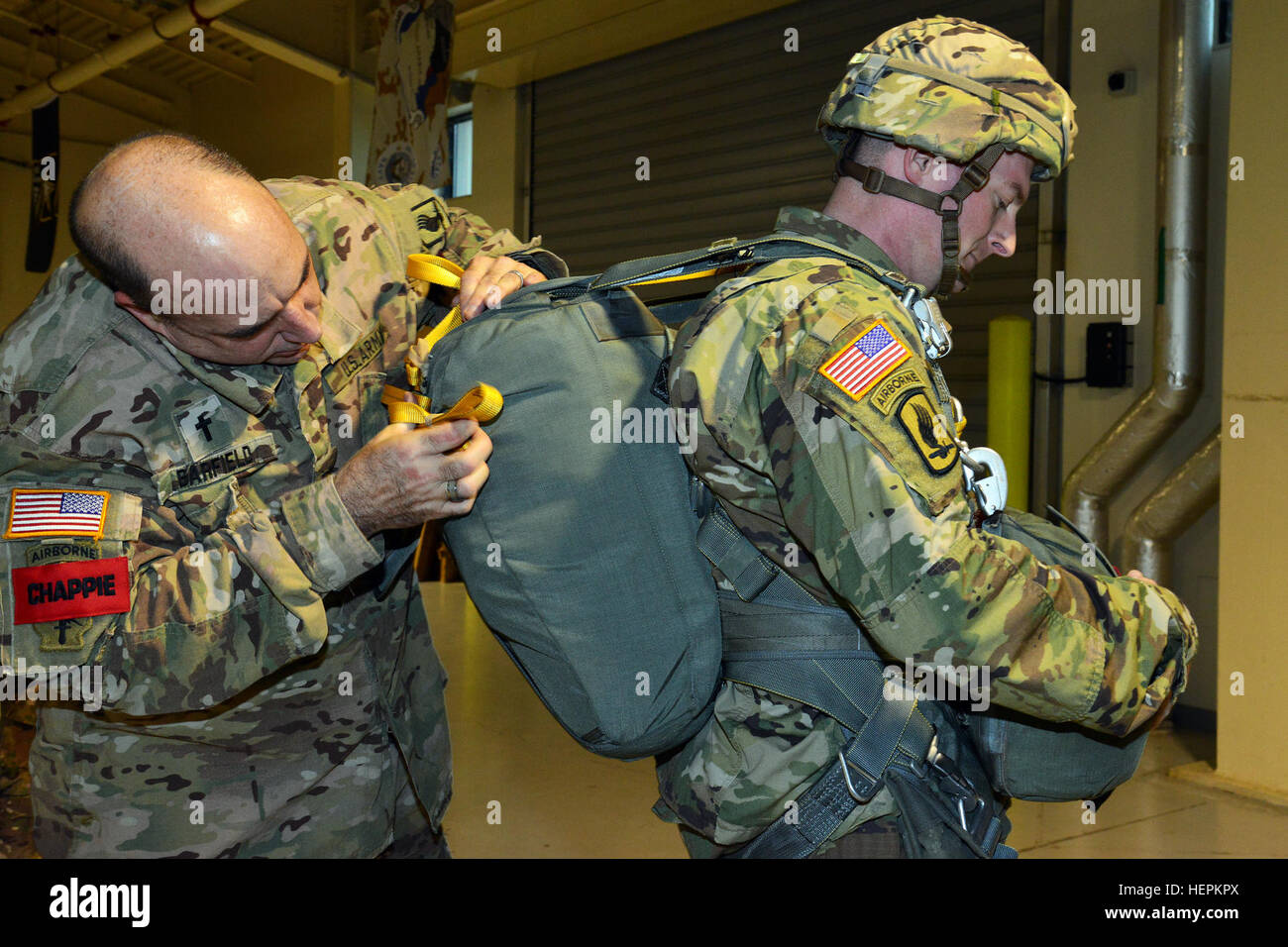 Kaplan: Captain Richard Barfield, Heli, 54. Brigade-Pionier-Bataillon, 173rd Airborne Brigade zugewiesen inspiziert Oberstleutnant Eric Baus Ausrüstung, stellvertretender Kommandant, 173rd Airborne Brigade vor einer Luft Operation auf Aviano Air Base, Italien, 29. Oktober 2015. Der 173rd Airborne Brigade ist die Armee Kontingenz Response Force in Europa, in der Lage, überstehende bereit zwingt überall in der Europäischen USA, Afrika oder zentrale Befehle Zuständigkeitsbereiche innerhalb von 18 Stunden. (US Army Foto von visuellen Informationen Spezialist Paolo Bovo/freigegeben) In der Luft Betrieb 151029-A-JM436-191 Stockfoto