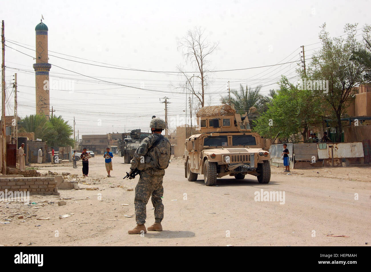 Soldaten von Firma A, 1. Bataillon, 27. Infanterie-Regiment "Wolfhounds," 2nd Stryker Brigade Combat Team "Krieger", 25. Infanterie-Division, Multi-National Division - Bagdad, damit Bewohner Ramadan ohne Angst vor kriminellen oder terroristischen Aktivitäten während einer Patrouille im Husayniyah Bereich der Istaqlal Qada, nordöstlich von Bagdad, 7. September 2008 feiern können. Wolfhounds schützen Husayniyah Bewohner 116172 Stockfoto