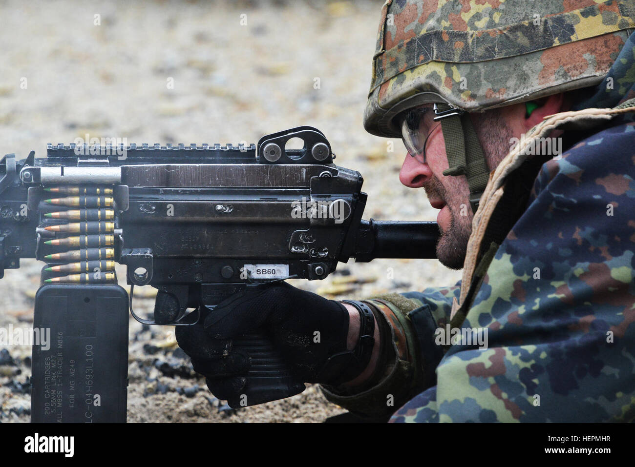 Ein deutscher Soldat feuert eine leichtes Maschinengewehr M249 während einer Einarbeitung Ausbildung auf US-Waffen im 7. Armee multinationale Ausbildung Befehl Grafenwöhr Training Ballenbereich, Deutschland, 9. Dezember 2015. (US Army Foto von visuellen Informationen Spezialist Gertrud Zach/freigegeben) D-Züge deutscher Soldaten auf uns Waffen 151209-A-HE539-0429 Stockfoto