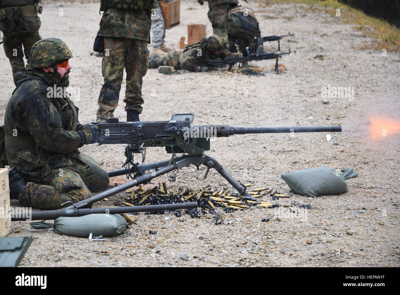 Ein deutscher Soldat feuert eine.50 Kaliber-Maschine Gewehr während einer Einarbeitung Ausbildung auf US-Waffen im 7. Armee multinationale Ausbildung Befehl Grafenwöhr Training Ballenbereich, Deutschland, 9. Dezember 2015. (US Army Foto von visuellen Informationen Spezialist Gertrud Zach/freigegeben) D-Züge deutscher Soldaten auf uns Waffen 151209-A-HE539-0464 Stockfoto