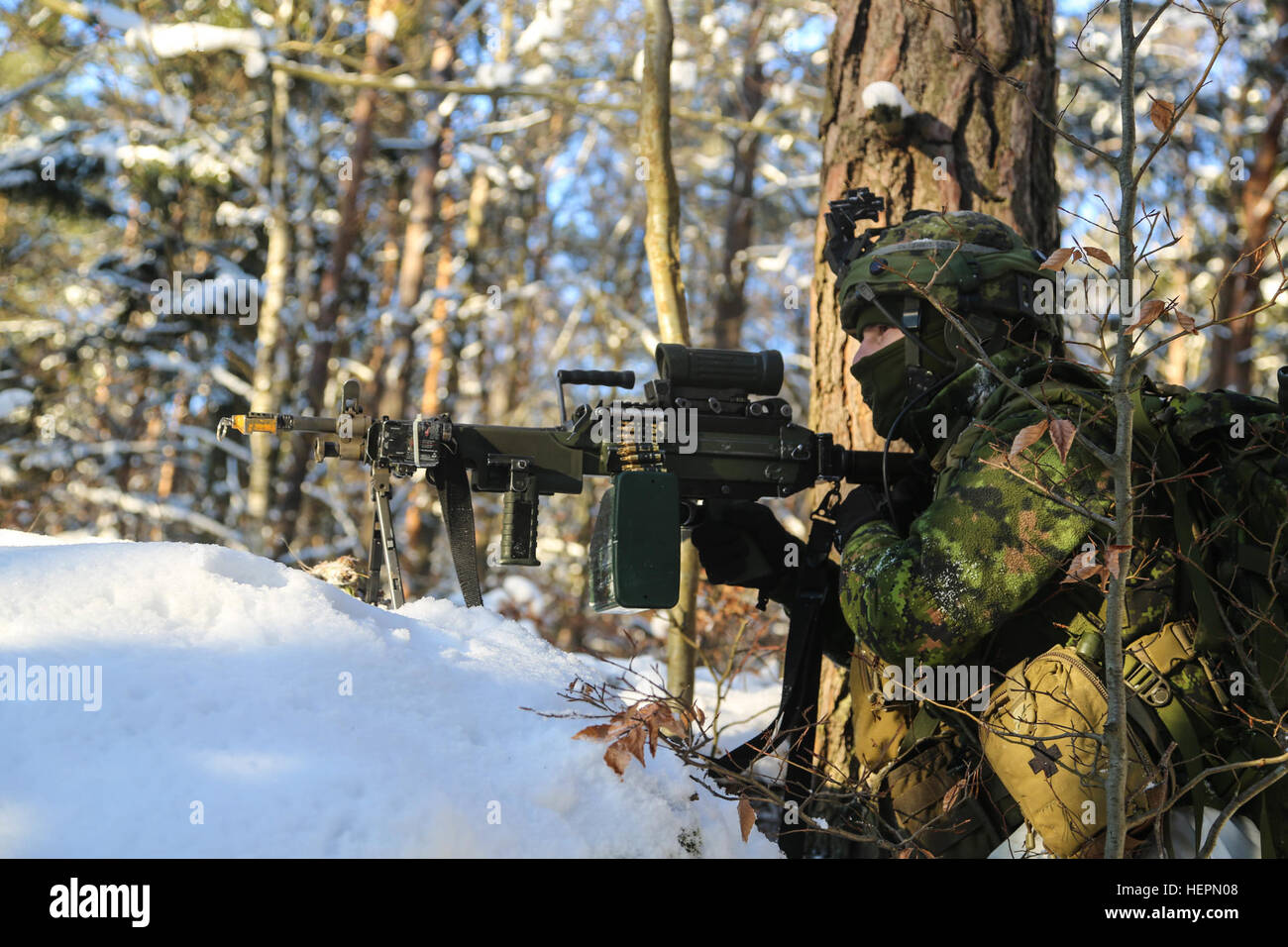 Ein kanadischer Soldat des 3. Bataillons, Royal 22. Regiment, 5. mechanisierte Brigade sorgt für Sicherheit während der Durchführung eines defensiven Betriebs während des Trainings Geist IV bei der US Army Joint Multinational Readiness Center im Truppenübungsplatz Hohenfels, Deutschland, 22. Januar 2016 verbündet. Übung Allied Geist IV ist ein US-Army in Europa gerichtet, 7. Armee Joint Multinational Training Command durchgeführt multinationalen Übung, die entworfen ist, um bereiten Kräfte in Europa durch die Ausübung taktische Interoperabilität und Testen der sicherere Kommunikation innerhalb der NATO-Allianz Mitglieder und Partner Nati zusammenzuarbeiten Stockfoto