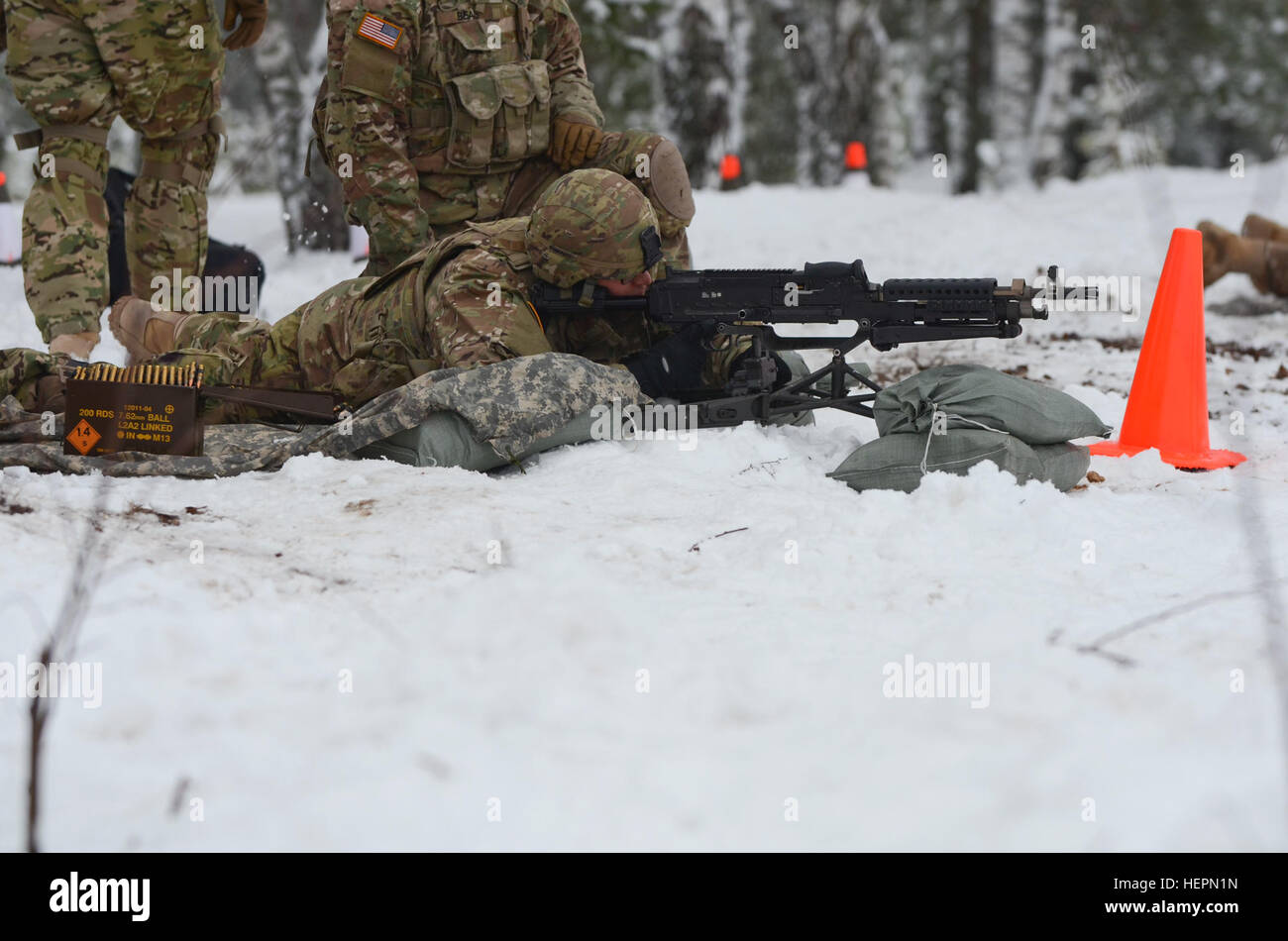 Ein Soldat der 3. Staffel, 2. Kavallerie-Regiment stationiert in Vilseck, Deutschland, zielt auf ein Ziel mit einem M240-Maschinengewehr während einer Übung auf Adazi Truppenübungsplatz in Lettland, 25. Januar 2016. Die Übungen sind ein Teil ihres Engagements im Atlantik zu beheben, die US-Soldaten die Möglichkeit bietet, mit zu arbeiten und trainieren neben unseren NATO-Verbündeten in Estland, Lettland, Litauen, Polen und der Ukraine. Es hilft auch, den USA, Kontakte knüpfen, die Vertrauen und gegenseitiges Verständnis zu fördern, die Interoperabilität zu stärken und unser Engagement des NATO-Bündnisses. (US Stockfoto