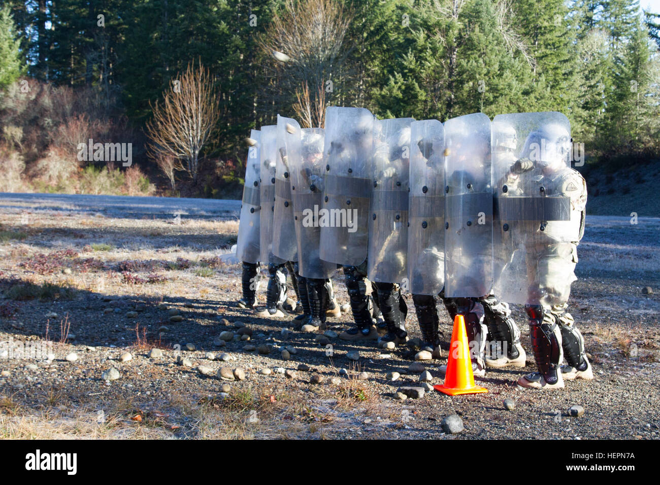 Steinen, etwas größer als Softballs, bewarfen die Armee und Luftwaffe Gesetzdurchführungpersonal hockte hinter einer künstlichen Wand Riot Shields auf Joint Base Lewis-McChord, Dienstag, 2. Februar 2016. Dies war nicht-tödliche Polizeiausbildung und dank Instruktoren wie Sgt. 1. Klasse Steven Michael Ketchem, Jr., ein Lehrer mit 14. Military Police Brigade aus die dienststellenübergreifende nichttödliche Waffen Instructor Einzelunterricht, aus Fort Leonard Wood, Mo., jeder machte es durch mehrere Salven mit wenig bis keine Verletzungen. Stöcken und Steinen 169298-A-RT214-012 Stockfoto