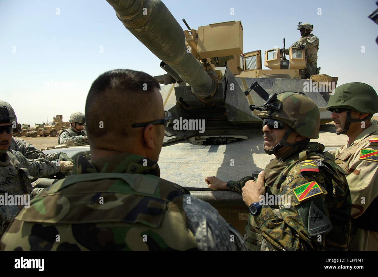 Irakische Armee Generalmajor Kashem (rechts), Commander, 9. irakische Armee-Division wird von US-Soldaten aus dem 2. Brigade Combat Team, 1. US-Panzerdivision, auf die Funktionen und Fähigkeiten der verschiedenen US Abrams M1A1-Panzer aus nächster Besmaya, angrenzend an vorwärts Operating Base Hammer, Irak am Sep 13, 2008 informiert. (US Armee-Foto von Spc. David J. Marshall/freigegeben) Abrams M1A1 Tank Einweisung 115541 Stockfoto