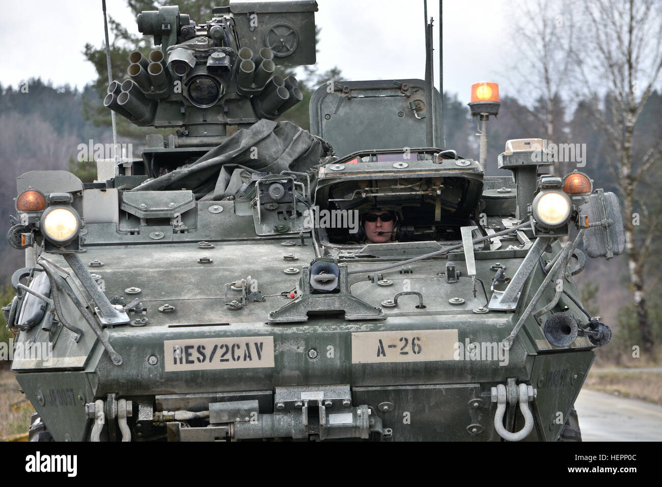 Trooper Alpha Truppe, Regimental Engineer Squadron 2nd Cavalry Regiment zugewiesen bereiten Sie sich auf den Bereich in ihrem Stryker Bekämpfung Fahrzeug mit einer Mine Clearing Line Ladung im Schlepptau ausrollen, vor der Teilnahme an ihrer Einheit MCLC Reichweite bei Grafenwöhr Training Area, befindet sich in der Nähe von Rose Barracks, Deutschland, 2-3 März 2016. Der Zweck des Bereichs wurde zu helfen, Troopers, zusammen mit ihre britischen Kollegen vom 22. Engineer Regiment, britische Armee, sich vertraut machen mit der Platzierung, Start und Detonation des Systems gleichzeitig Bereitschaft für Folgen auf Operationen. (US Army phot Stockfoto