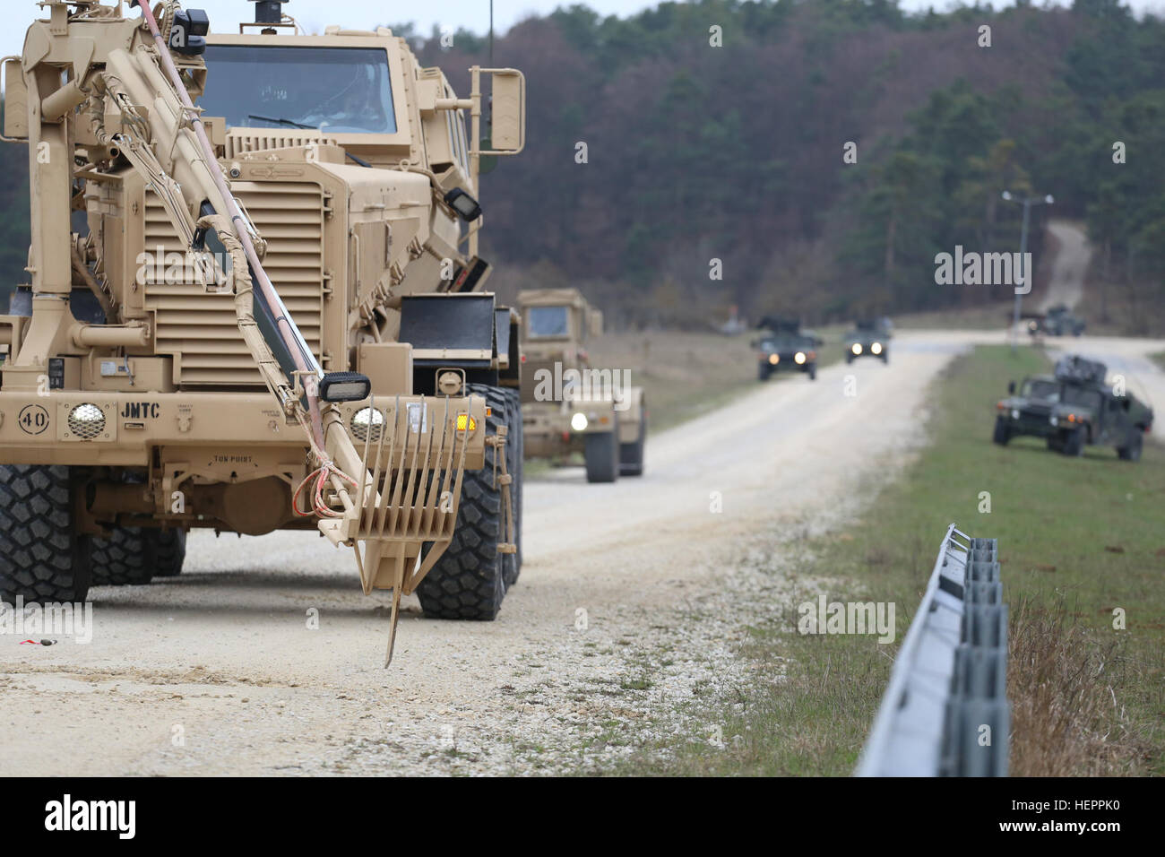 Ein US-Soldat der Bravo Company, 54. Brigade-Pionier-Bataillon, 173rd Airborne Brigade bereitet sich auf die eisernen Kralle befestigt am Buffalo Mine-geschützten Fahrzeug, eine verdeckte simulierten improvisierten Sprengsatz auszugraben während der Durchführung Route clearing Ausbildung während des Trainings Saber Junction 16 an der US-Armee gemeinsamen multinationalen Readiness Center (JMRC) in Hohenfels, Deutschland, 4. April 2016 zu betreiben. Säbel Junction 16 ist der US-Army Europe 173rd Airborne Brigade Kampftraining Zentrum Zertifizierung Übung stattfindenden JMRC in Hohenfels, Deutschland, Mrz 31-Apr 24, 2016.  Die Stockfoto