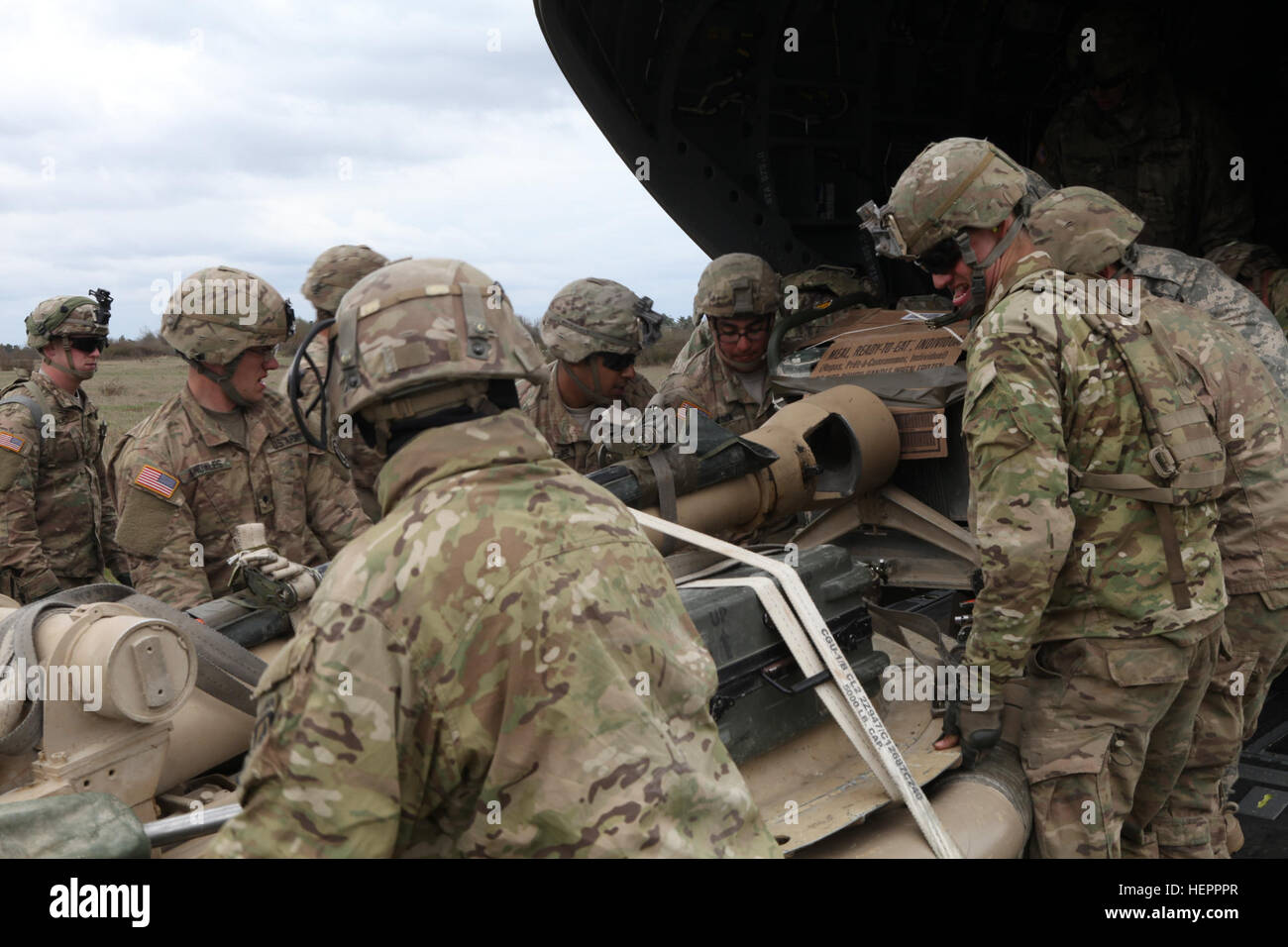 US-Soldaten des 4. Bataillons, 319th Airborne Field Artillery Regiment, 173rd Airborne Brigade entladen eine M119A2 105mm Haubitze aus dem CH-47 Chinook Helikopter während der Durchführung Schlinge Ladevorgänge während des Trainings Saber Junction 16 an der US-Armee gemeinsamen multinationalen Readiness Center (JMRC) in Hohenfels, Deutschland, 7. April 2016. Säbel Junction 16 ist der US-Army Europe 173rd Airborne Brigade Kampftraining Zentrum Zertifizierung Übung stattfindenden JMRC in Hohenfels, Deutschland, Mrz 31-Apr 24, 2016.  Die Übung soll die Bereitschaft der Armee Europa ansässigen c bewerten Stockfoto