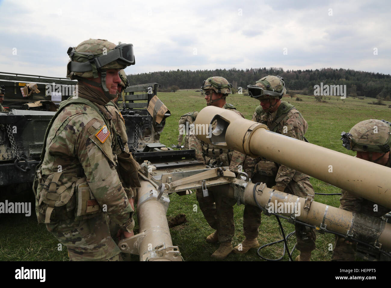 US-Soldaten von Charlie Kompanie, 4. Bataillon, 319th Airborne Field Artillery Regiment 173rd Airborne Brigade bereiten eine M119A2 105mm Haubitze für den Transport mit einem Humvee während des Trainings Saber Junction 16 bei der US Army Joint Multinational Readiness Center in Hohenfels, Deutschland, 9. April 2016. Säbel Junction 16 ist der US-Army Europe 173rd Airborne Brigade Kampftraining Zentrum Zertifizierung Übung, statt an den Joint Multinational Readiness Center in Hohenfels, Deutschland, Mrz 31-Apr 24, 2016.  Die Übung soll die Bereitschaft der Armee Europa ansässigen c bewerten Stockfoto