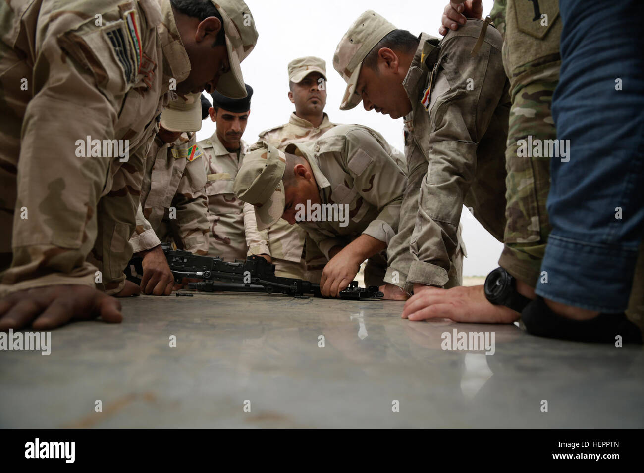 Ein irakischer Soldat, zugeordnet der 35. irakische Armee Brigade, Praktiken, die Demontage ein M240B Maschinengewehr im Besmaya Bereich Complex, Irak, 10. April 2016. Irakische Soldaten nahmen an dieser Schulung, ihre Kompetenz und ihre Wartung Fähigkeiten auf schwere Waffen zu verbessern. Training am Gebäude Partnerseiten Kapazität ist ein integraler Bestandteil der kombiniert Joint Task Force – Betrieb innewohnende lösen multinationale Bemühung, Schulung des Personals der irakischen Sicherheitskräfte des islamischen Staates im Irak und der Levante zu besiegen. (US Armee-Foto von Sgt. Paul Verkauf/freigegeben) Irakische Soldaten trainieren auf M1 Abrams Panzer 160410 Stockfoto