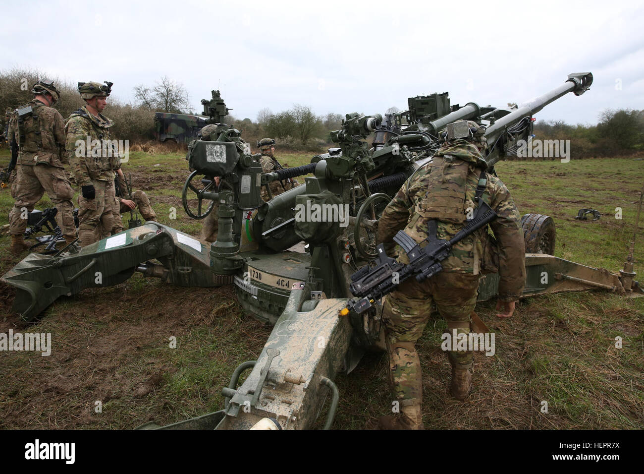 US-Soldaten des 4. Bataillons, 319th Airborne Field Artillery Regiment, 173rd Airborne Brigade bereiten eine M119A2 105mm Haubitze auf einer trockenen Feuer-Mission während des Trainings Saber Junction 16 an der US-Armee gemeinsamen multinationalen Readiness Center (JMRC) in Hohenfels, Deutschland, 16. April 2016. Säbel Junction 16 ist der US-Army Europe 173rd Airborne Brigade Kampftraining Zentrum Zertifizierung Übung stattfindenden JMRC in Hohenfels, Deutschland, Mrz 31-Apr 24, 2016.  Die Übung soll die Bereitschaft der Europa-basierte Kampfbrigaden der Armee, einheitliches Land operative Durchführung bewerten Stockfoto