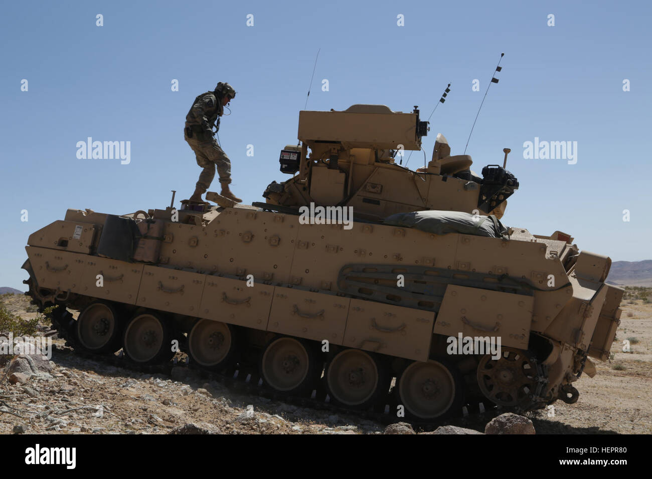 US-Armee M3 Bradley Fighting Vehicle von Charlie Kompanie, 3. Brigade Combat Team, 1. US-Panzerdivision, 2. Eskadron, 13. Kavallerieregiment führt Sentry während einer entscheidenden Aktion Umdrehung 16-05 die National Training Center in Fort Irwin, Kalifornien, 16. April 2016. Entscheidende Aktion Drehungen erstellen eine realistische Trainingsumgebung, die die Fähigkeiten der Brigade Combat Teams bereitet sie zu Gesicht ähnlich ausgestattet Gegenkräfte testet. (US Armee-Foto von Pfc. Dedrick Johnson, Operations Group, National Training Center) Der M3 Bradley 160416-A-OQ942-978 Stockfoto