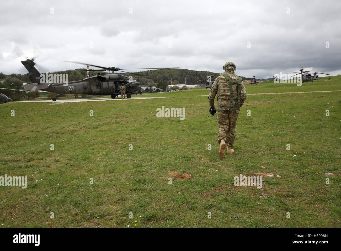 Eines US-Soldaten des 3. Bataillons, 227. Aviation Regiment geht 1. Luft-Kavallerie-Brigade zu einem UH-60 Black Hawk-Hubschrauber auf dem Weg zu einem taktischen Center eine kurze während des Trainings Saber Junction 16 Luft-Mission bei der US-Armee gemeinsamen multinationalen Readiness Center (JMRC) in Hohenfels, Deutschland, 17. April 2016 geben. Säbel Junction 16 ist der US-Army Europe 173rd Airborne Brigade Kampftraining Zentrum Zertifizierung Übung stattfindenden JMRC in Hohenfels, Deutschland, Mrz 31-Apr 24, 2016.  Die Übung soll die Bereitschaft der Armee Europa-basierten Kampfsystem bewerten Stockfoto