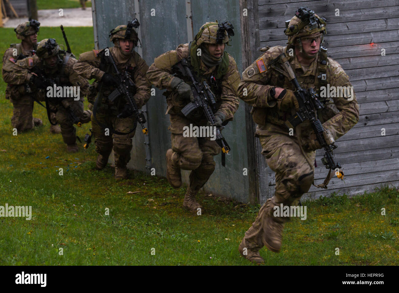 US-Soldaten des 503. Airborne Infanterie-Regiments, 173rd Airborne Brigade verpflichtet, um während der Durchführung einer simulierten Angriff Luftbetrieb während des Trainings Saber Junction 16 bei der US Army Joint Multinational Training Command in Grafenwöhr, Deutschland, 18. April 2016 zu decken. Säbel Junction 16 ist der US-Army Europe 173rd Airborne Brigade Kampftraining Zentrum Zertifizierung Übung, statt an den Joint Multinational Readiness Center in Hohenfels, Deutschland, Mrz 31-Apr 24, 2016.  Die Übung soll die Bereitschaft der Armee Europa ansässigen Kampfbrigaden, Unif führen zu bewerten Stockfoto