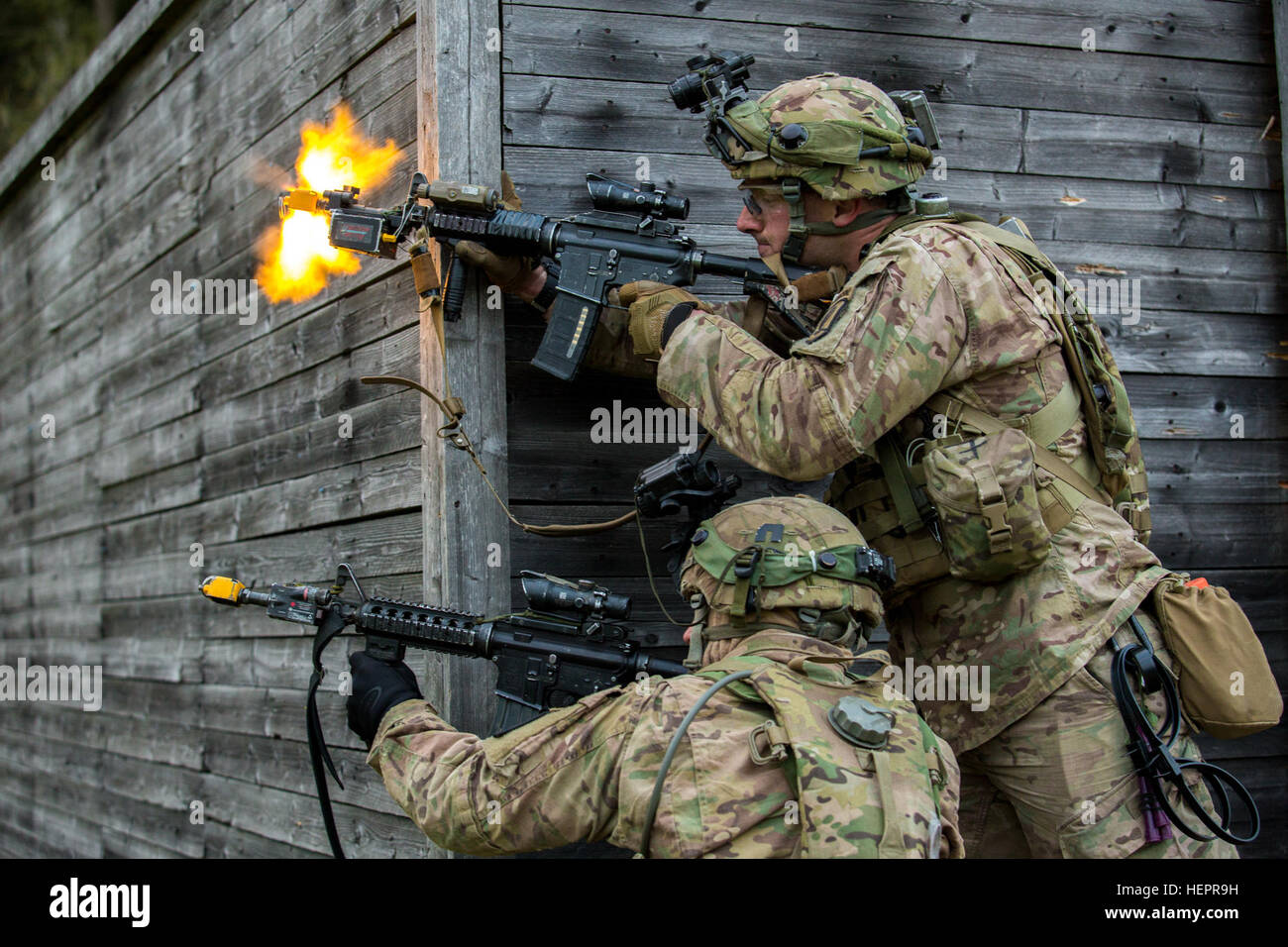 US-Soldaten des 503. Airborne Infanterie-Regiments, 173rd Airborne Brigade bieten suppressive Feuer während der Durchführung einer simulierten Angriff Luftbetrieb während des Trainings Saber Junction 16 bei der US Army Joint Multinational Training Command in Grafenwöhr, Deutschland, 18. April 2016. Säbel Junction 16 ist der US-Army Europe 173rd Airborne Brigade Kampftraining Zentrum Zertifizierung Übung, statt an den Joint Multinational Readiness Center in Hohenfels, Deutschland, Mrz 31-Apr 24, 2016.  Die Übung soll die Bereitschaft der Armee Europa ansässigen Kampfbrigaden Co bewerten Stockfoto