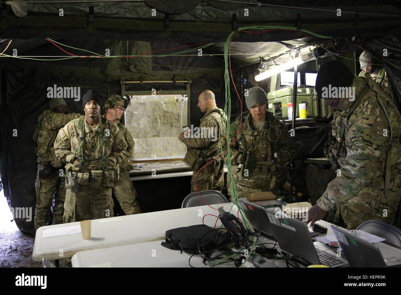 US-Soldaten von Fox Company, 4. Bataillon, 319th Airborne Field Artillery Regiment 173rd Airborne Brigade durchführen während des Trainings Saber Junction 16 an der US-Armee gemeinsamen multinationalen Readiness Center (JMRC) in Hohenfels, Deutschland, 18. April 2016-Sitzung im tactical Operations Center. Säbel Junction 16 ist der US-Army Europe 173rd Airborne Brigade Kampftraining Zentrum Zertifizierung Übung stattfindenden JMRC in Hohenfels, Deutschland, Mrz 31-Apr 24, 2016.  Die Übung soll die Bereitschaft der Europa-basierte Kampfbrigaden der Armee, einheitliche la führen zu bewerten Stockfoto