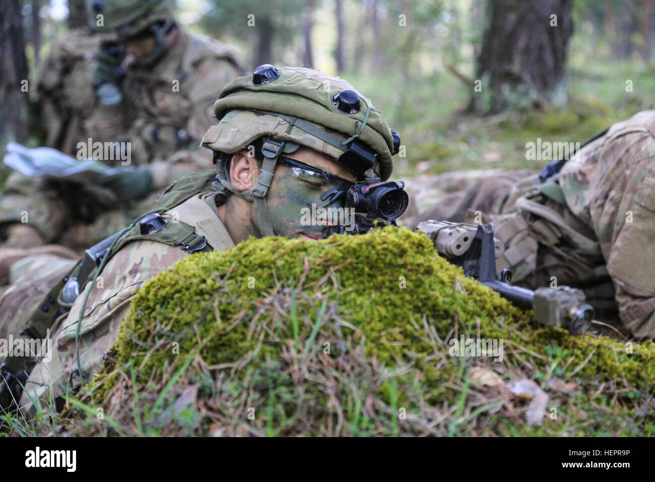 Eines US-Soldaten des 2. Bataillon, 503. Infanterieregiment 173rd Airborne Brigade bieten Sicherheit bei der Durchführung von defensiven Operationen während des Trainings Saber Junction 16 an der US-Armee gemeinsamen multinationalen Readiness Center (JMRC) in Hohenfels, Deutschland, 18. April 2016. Säbel Junction 16 ist der US-Army Europe 173rd Airborne Brigade Kampftraining Zentrum Zertifizierung Übung stattfindenden JMRC in Hohenfels, Deutschland, Mrz 31-Apr 24, 2016.  Die Übung soll bewerten die Bereitschaft der Armee Europa ansässigen Kampfbrigaden zu einheitlichen Land-Operationen durchzuführen und zu fördern Stockfoto