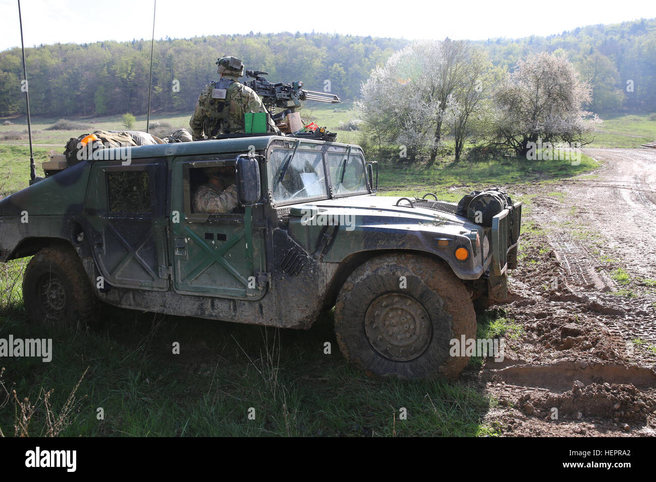 US-Soldaten der 1. Staffel, 91. Kavallerieregiment 173rd Airborne überwachen eine Fläche während der Durchführung einer simulierten Scout-Mission während des Trainings Saber Junction 16 an der US-Armee gemeinsamen multinationalen Readiness Center (JMRC) in Hohenfels, Deutschland, 18. April 2016. Säbel Junction 16 ist der US-Army Europe 173rd Airborne Brigade Kampftraining Zentrum Zertifizierung Übung stattfindenden JMRC in Hohenfels, Deutschland, Mrz 31-Apr 24, 2016.  Die Übung soll die Bereitschaft der Armee Europa ansässigen Kampfbrigaden zu einheitlichen Land-Operationen durchzuführen und zu fördern Interop zu bewerten Stockfoto