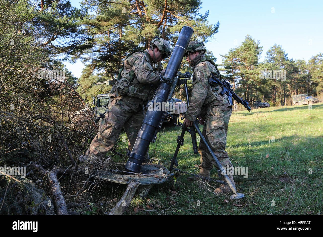 US-Soldaten der Bulldog Truppe, 1. Staffel, 91. Kavallerieregiment 173rd Airborne Brigade bieten eine M120 Mörtel während der Durchführung von defensiven Operationen während des Trainings Saber Junction 16 an der US-Armee gemeinsamen multinationalen Readiness Center (JMRC) in Hohenfels, Deutschland, 19. April 2016. Säbel Junction 16 ist der US-Army Europe 173rd Airborne Brigade Kampftraining Zentrum Zertifizierung Übung stattfindenden JMRC in Hohenfels, Deutschland, Mrz 31-Apr 24, 2016.  Die Übung soll die Bereitschaft der Europa-basierte Kampfbrigaden der Armee, einheitliche lan führen zu bewerten Stockfoto