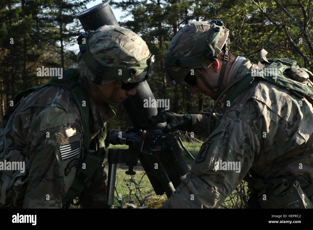 US-Soldaten der 1. Staffel, 91. Kavallerieregiment, 173rd Airborne Brigade positionieren einer M120-Mörtel-System während der Durchführung von defensiven Operationen während des Trainings Saber Junction 16 an der US-Armee gemeinsamen multinationalen Readiness Center (JMRC) in Hohenfels, Deutschland, 19. April 2016. Säbel Junction 16 ist der US-Army Europe 173rd Airborne Brigade Kampftraining Zentrum Zertifizierung Übung stattfindenden JMRC in Hohenfels, Deutschland, Mrz 31-Apr 24, 2016.  Die Übung soll die Bereitschaft der Armee Europa ansässigen Kampfbrigaden einheitliches Land Oper durchzuführen bewerten Stockfoto