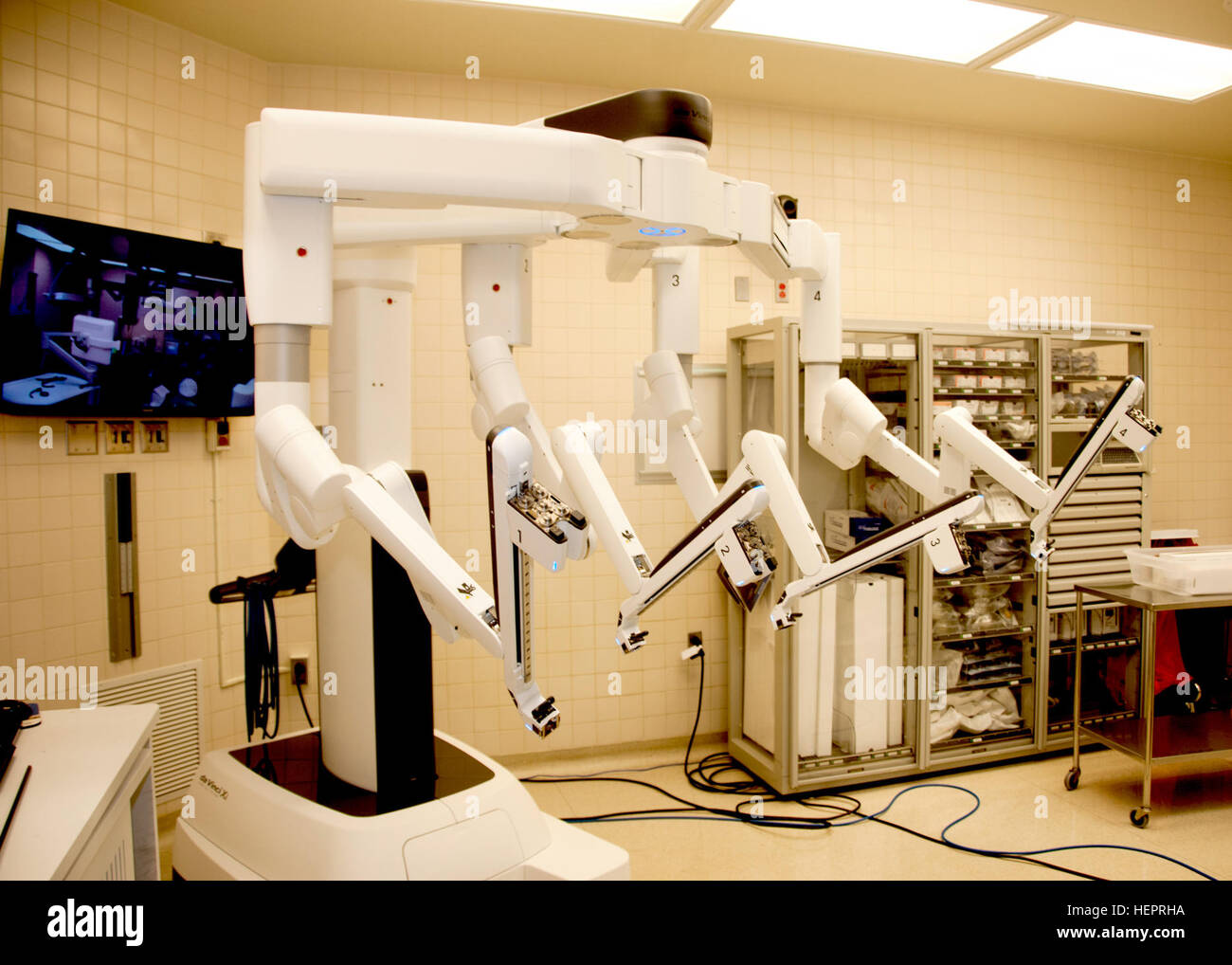 William Beaumont Army Medical Center durchgeführt die erste Roboter-Chirurgie in das Department of Defense mit DaVinci Xi chirurgische System, ein minimal-invasive Roboter-Chirurgie-System, WBAMC, 2 Mai. Der Chirurg manipuliert System ermöglicht Chirurgen operieren mit Instrumenten, die biegen und drehen weit größer als die menschlichen Handgelenk durch einen Schnitt kleiner als einen Zentimeter zu artikulieren. WBAMC zuerst in DoD Roboter für Chirurgie 160426-A-EK666-506 verwenden Stockfoto