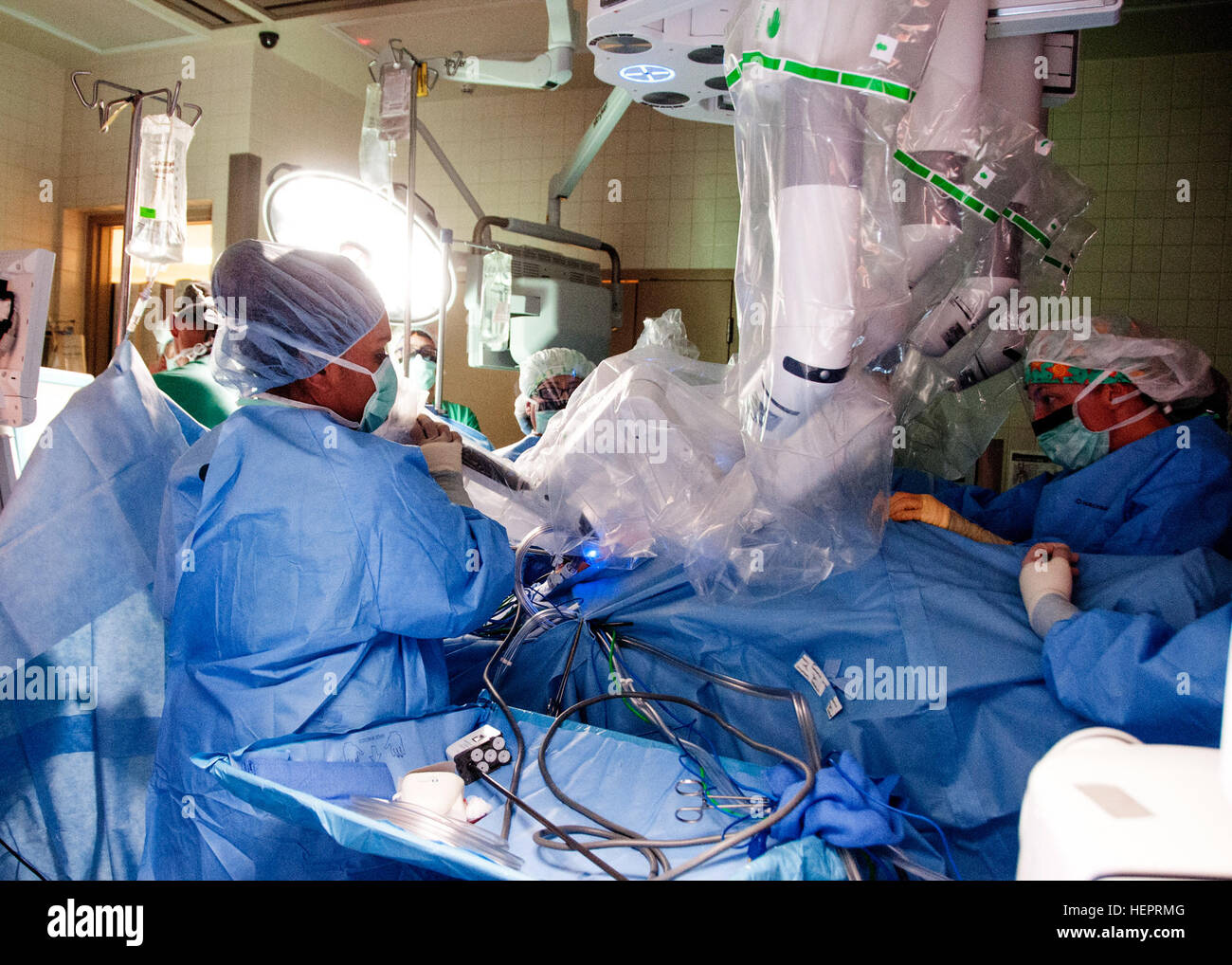 Medizinisches Personal bei William Beaumont Army Medical Center führen die erste Roboter-Chirurgie in das Department of Defense, mit den neuesten chirurgischen State-of-the-Art-Robot-System bei WBAMC, Mai 2. Der Chirurg manipuliert System ermöglicht Chirurgen operieren mit Instrumenten, die biegen und drehen weit größer als die menschlichen Handgelenk durch einen Schnitt kleiner als einen Zentimeter zu artikulieren. WBAMC zuerst in DoD Roboter für Chirurgie 160502-A-EK666-460 verwenden Stockfoto