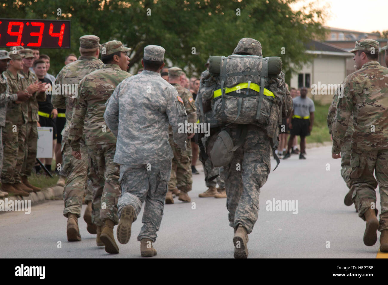 SPC Aaron Paxton, ein Infanterist, 1. Bataillon, 8. Kavallerie-Regiment, 2nd Brigade Combat Team, 1. Kavallerie-Division zugewiesen sprintet die letzte Etappe der 12-Meilen-Zone Fuß Marsch um das Expert-Infanterist-Abzeichen zu verdienen. Paxton verdient das Abzeichen auf seinem dritten Versuch es. Von 827 Kandidaten wurden 71 Soldaten mit glänzenden neue Expert Infanterist-Abzeichen in einer Zeremonie auf Cooper Feld in Fort Hood, Texas, Mai 13 angeheftet. Herz, Antrieb, Motivation, Cav Truppen tief graben, um kompetente Infanterie 160512-A-LC087-033 werden Stockfoto