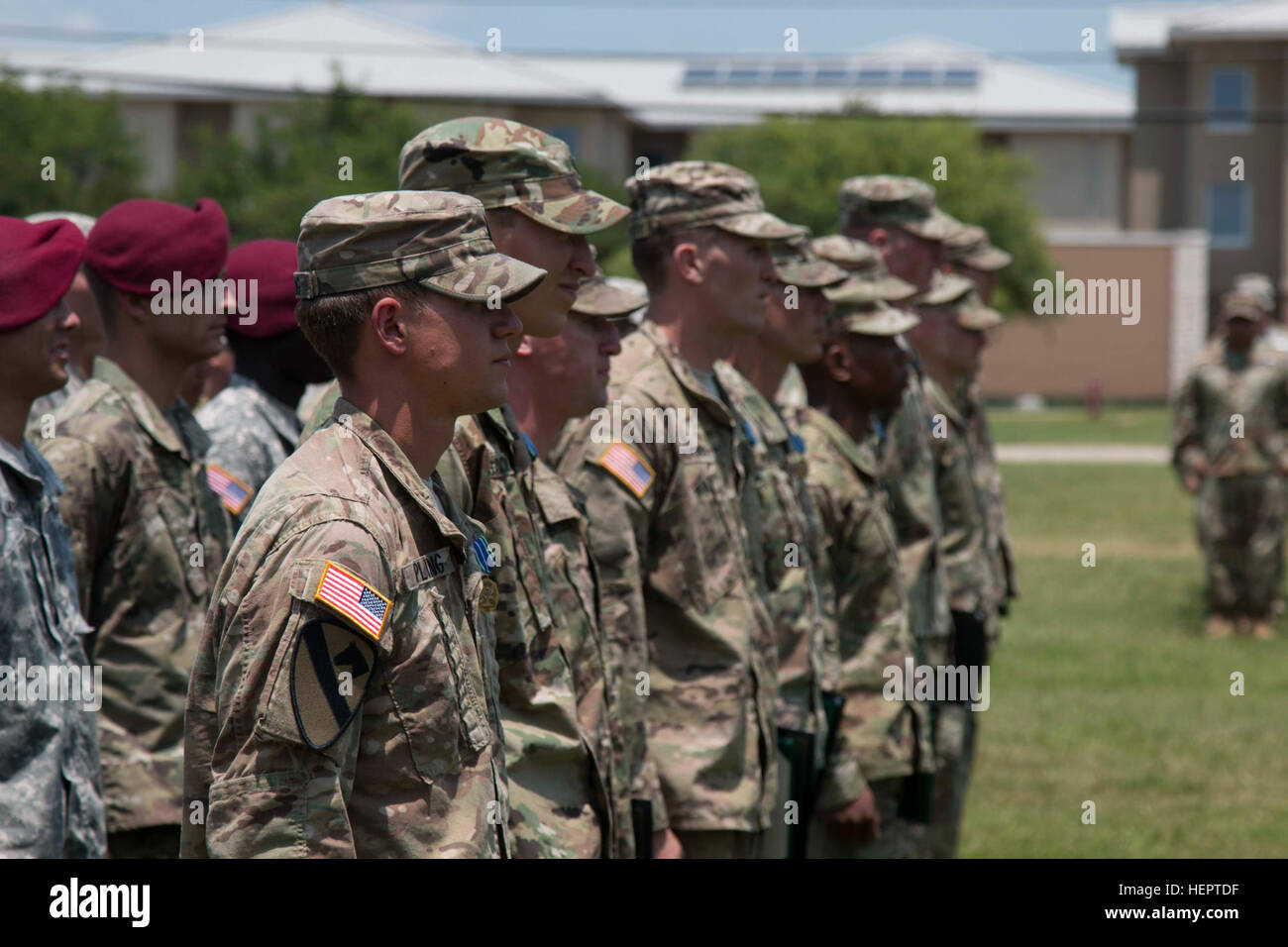 Von 827 Kandidaten wurden 71 Soldaten mit glänzenden neue Expert Infanterist-Abzeichen in einer Zeremonie auf Cooper Feld in Fort Hood, Texas, Mai 13 angeheftet. Herz, Antrieb, Motivation, Cav Truppen tief graben, um sein Experte Infanterie 160513-A-LC087-036 Stockfoto