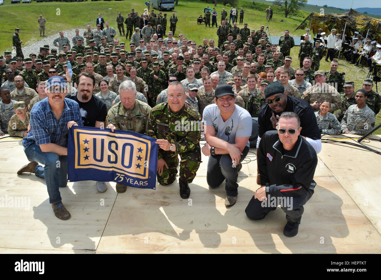 (Von links nach rechts) Schauspieler Mathew Lillard; UFC-Mittelgewicht und Texas National Gardist Tim Kennedy; General Frank J. Grass, Chef des National Guard Bureau of the United States; Gen Nicolae Ciuca, Rumänisch Chef des Generalstabs; Country-Musik Star Jerrod Niemann; NBA-Legende und olympisches Gold Medalist Sam Perkins und Schauspieler Robert Patrick.  Gen Grass und die USO Tour VIPs nach der Show mit Truppen aus 877th Pionier-Bataillon, 231st Military Police Battalion, Alabama National Guard und rumänischen Militär Soldaten in Cincu Trainingsbereich am 20. Mai 2016 in Rumänien.  (US Armee-Foto von C Stockfoto