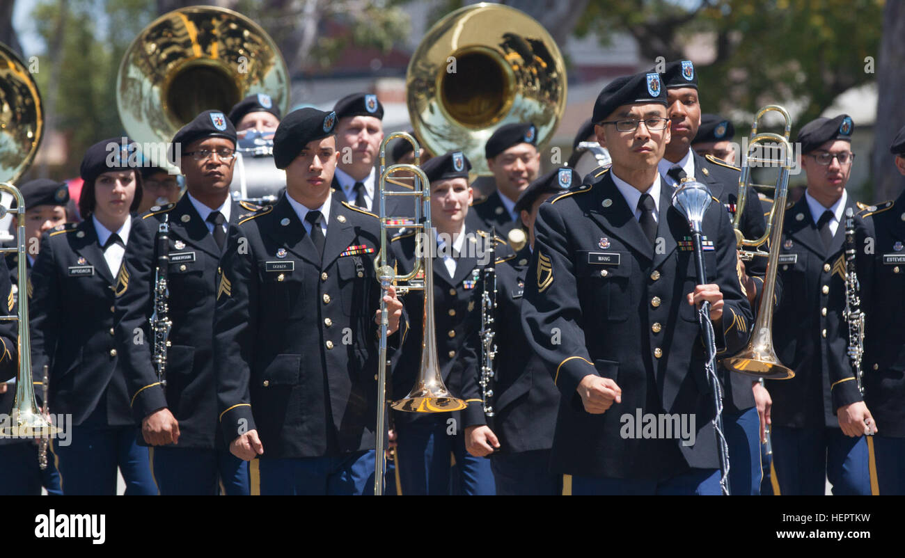 Der 300. Army Band von Bell, Calif., marschiert auf Torrance Boulevard in Torrance, Kalifornien, 21. Mai 2016, während die Torrance Armed Forces Day Parade. Die Parade ist die längste ihrer Art ausgeführt; 2016 Kennzeichnung seinem 57. Jahr. Die Band ist eine 40-köpfige instrumental Ensamble und Southern California nur Army Reserve Band. (US Armee-Foto von Sgt. Thomas X. Crough, 201. Press Camp Sitz). 300. Army Band marschiert in 57th Annual Torrance Armed Forces Day Parade (Bild 1 von 9) 160521-A-RU074-002 Stockfoto