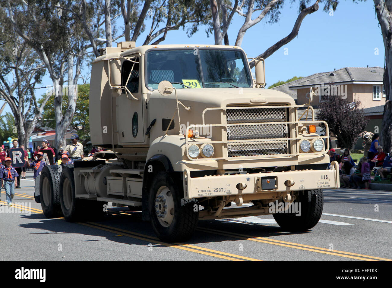 Ein M915A5 Linienverkehr 6 X 4 Zugmaschine von der 311. Expeditionary Sustainment Command in Los Angeles, Kalifornien, Antriebe nach unten Torrance Boulevard in Torrance, Kalifornien, 21. Mai 2016, während die Torrance Armed Forces Day Parade. Die Parade ist die längste ihrer Art ausgeführt; 2016 Kennzeichnung seinem 57. Jahr. Der LKW soll das Schlachtfeld Anforderungen der Armee in Afghanistan und im Irak. (US Armee-Foto von Sgt. Thomas X. Crough, 201. Press Camp Sitz). 311. ESC Bobcat bei der 57. jährlichen Torrance Armed Forces Day Parade (Bild 1 von 9) 160521-A-RU074-007 Stockfoto