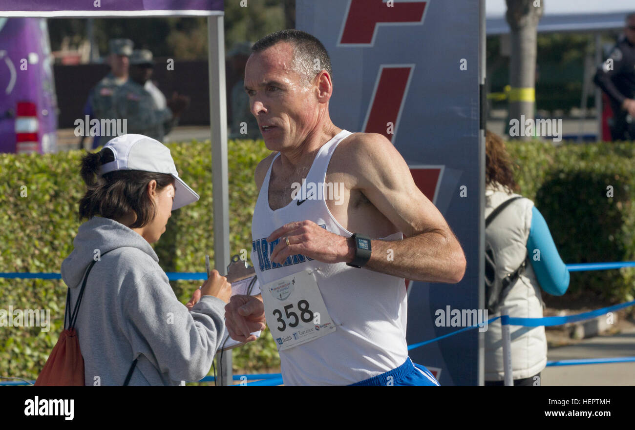 Torrance Police Captain John Megeff überquert die Ziellinie am Armed Forces Day 5K Run/Walk, in Torrance, Kalifornien, 21. Mai 2016, während die Torrance Armed Forces Day Celebration. Dies ist das erste Jahr der 5K ist Teil der Feier und ist geplant, jedes Jahr wiederholen. (US Armee-Foto von Sgt. Thomas X. Crough, 201. Press Camp Sitz/freigegeben). Torrance P.D Captain John Megeff auf der 57th jährliche Torrance bewaffnete Kräfte-Tage-Feier (Bild 1 von 9) 160521-A-RU074-008 Stockfoto