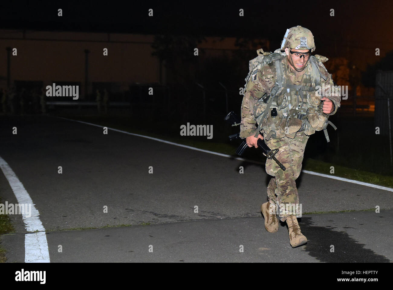 Der Zugführer der US-Armee absolviert einen 12-Meilen-Ruck-marsch für das Expert Infantryman Badge in Camp Casey, Südkorea, wobei 131 Soldaten der USA und der Republik Korea den Preis nach den Tests erhalten haben. Stockfoto