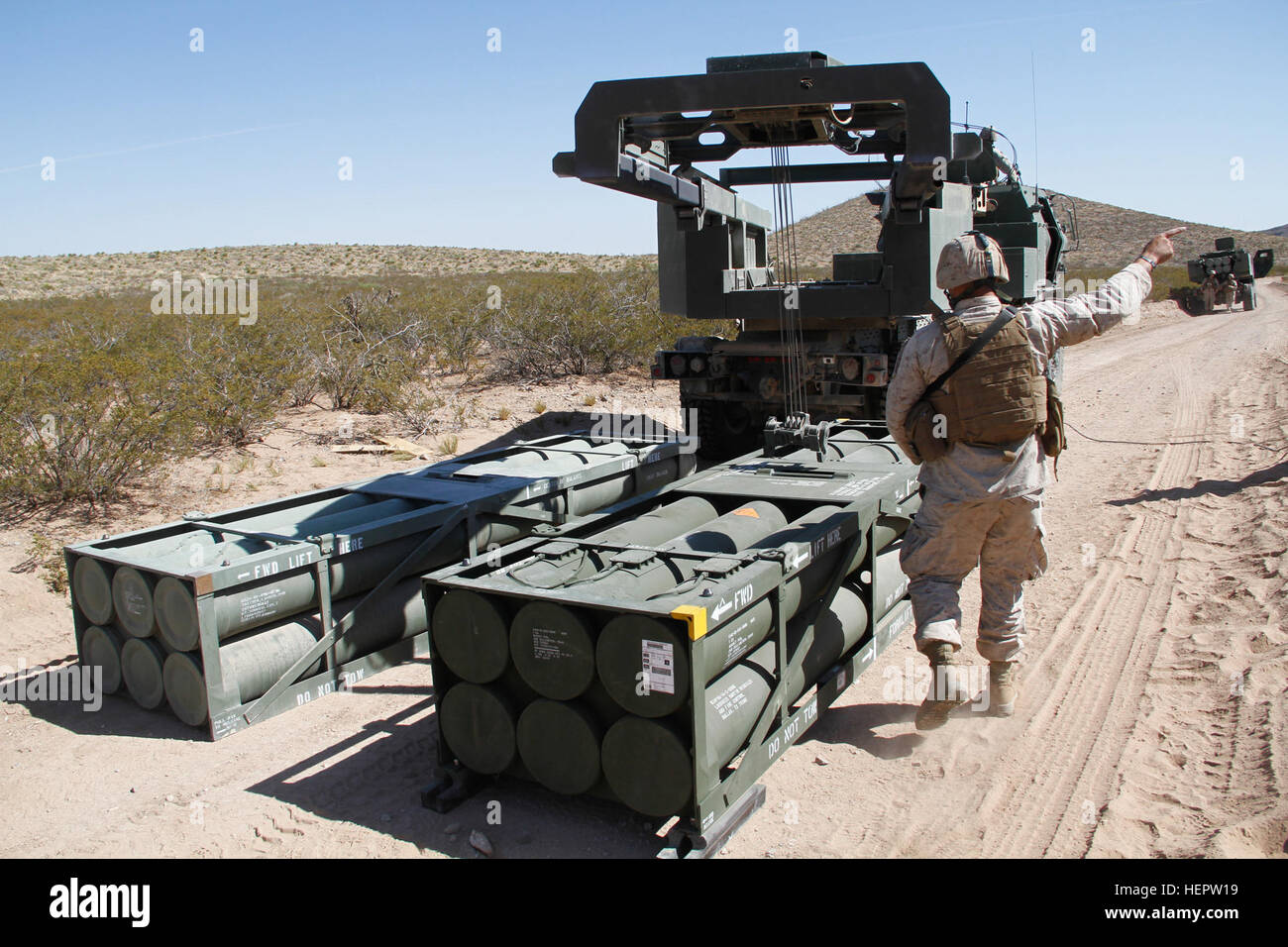 US-Marines vom Battery K, 2. Bataillon, 14. Marine-Regiment bereiten Raketen vor, die in ein High-Mobility-Artillery-Raketensystem geladen werden, das während der Übung Iron Rage in der McGregor Range in New Mexico auf einem LKW montiert ist. Stockfoto